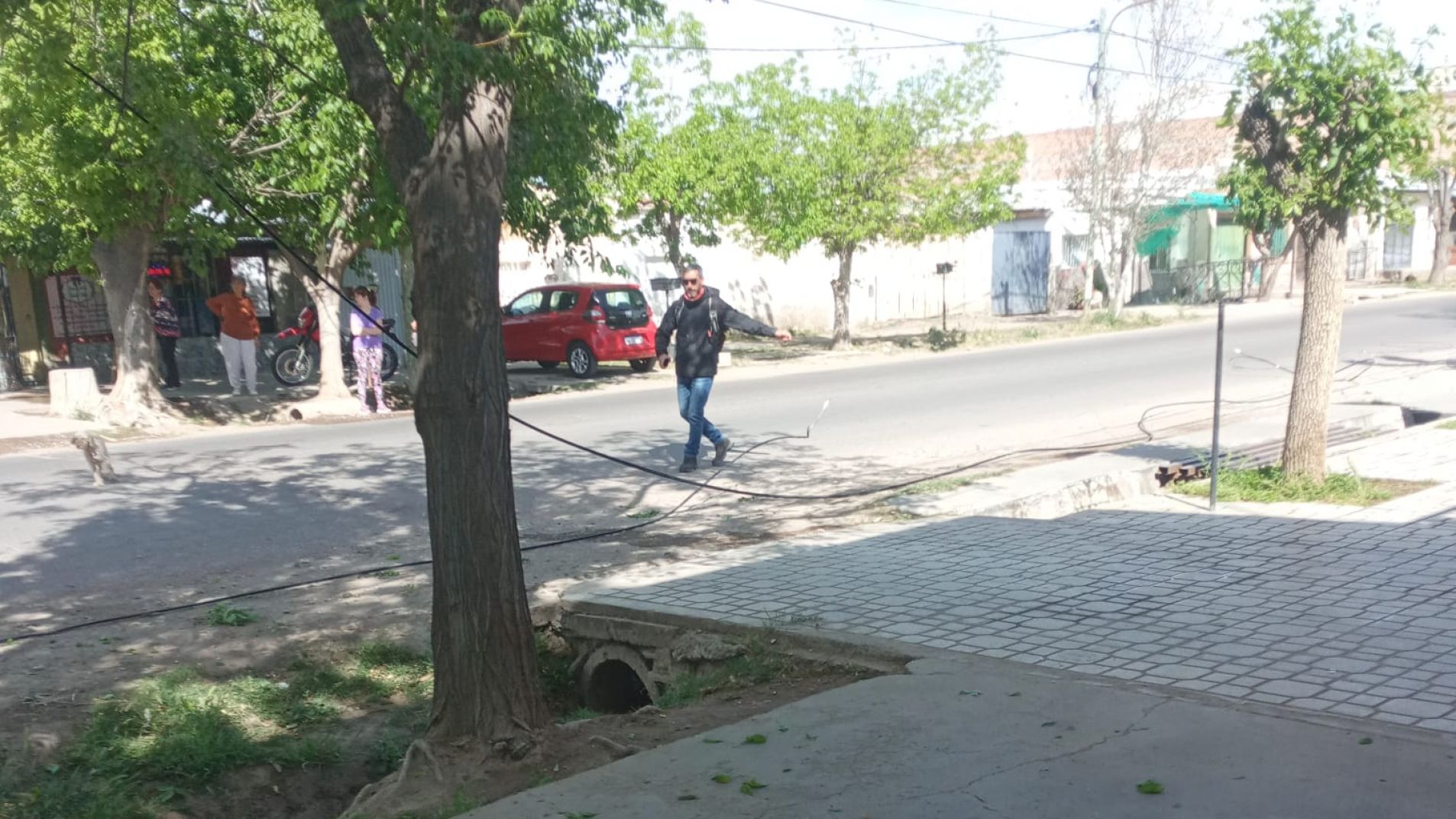 Peligro: se desprendió un cable de alta tensión en Córdoba y Comodoro Pi