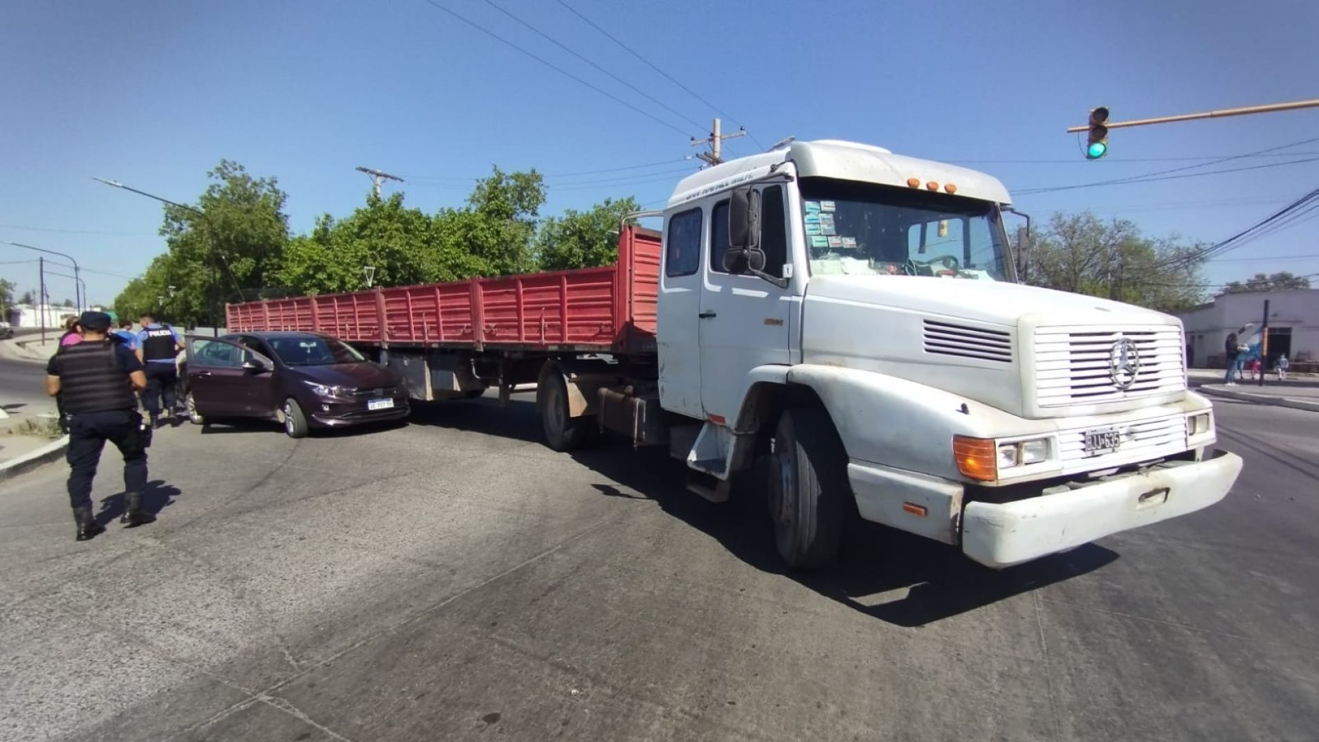 Un camión, al girar, encerró y chocó a un auto