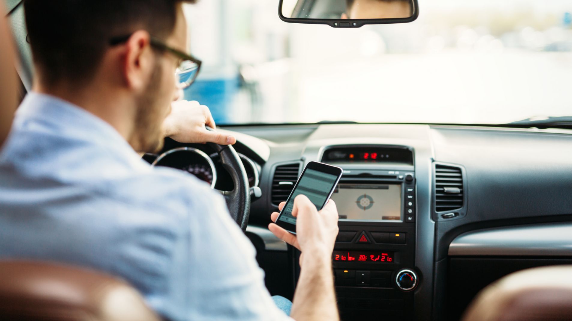 El celular, un peligro al volante: más de 200 mil conducen mientras lo usan