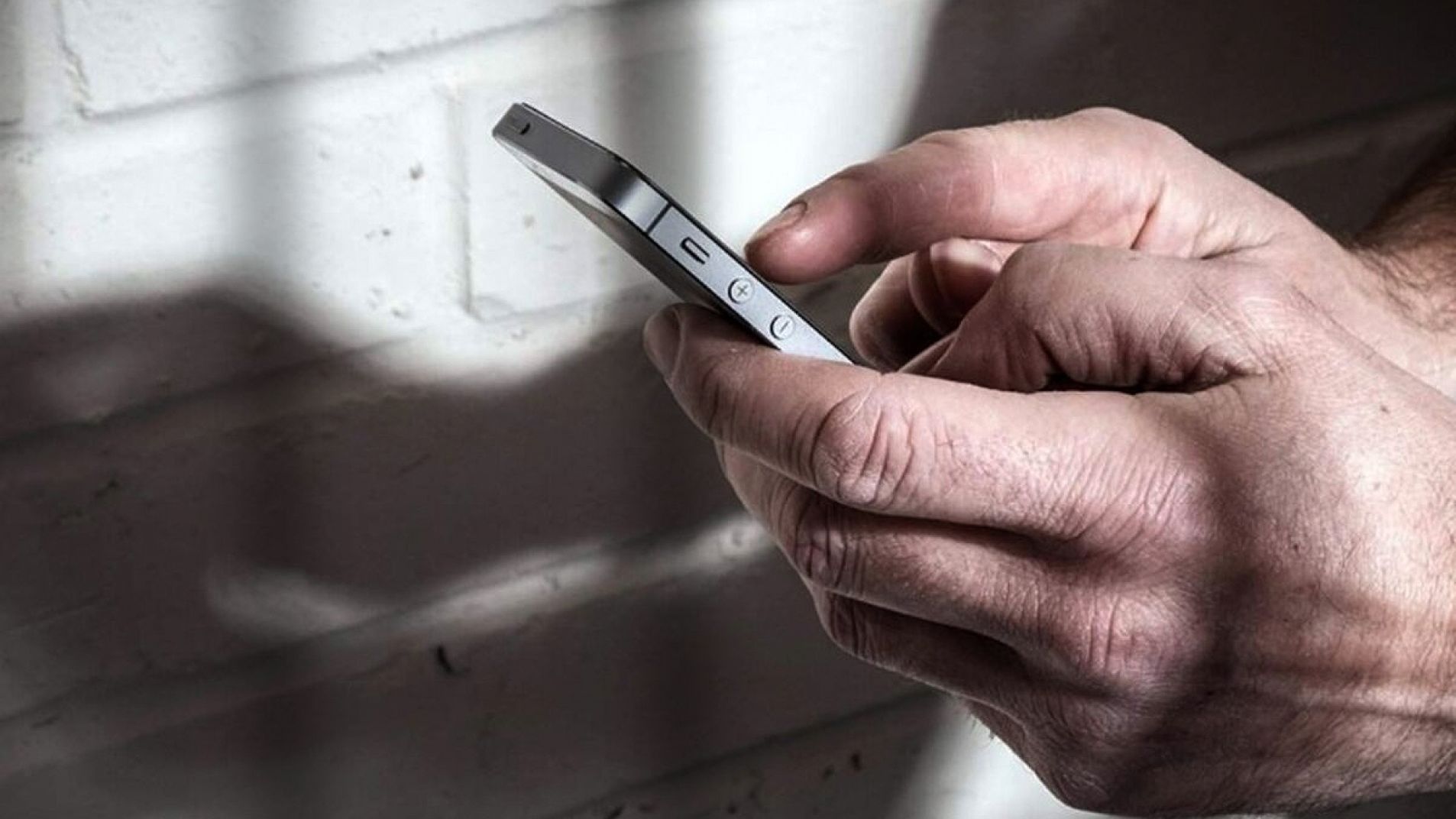 El gobierno apeló y un juez ordenó la quita de celulares en las cárceles