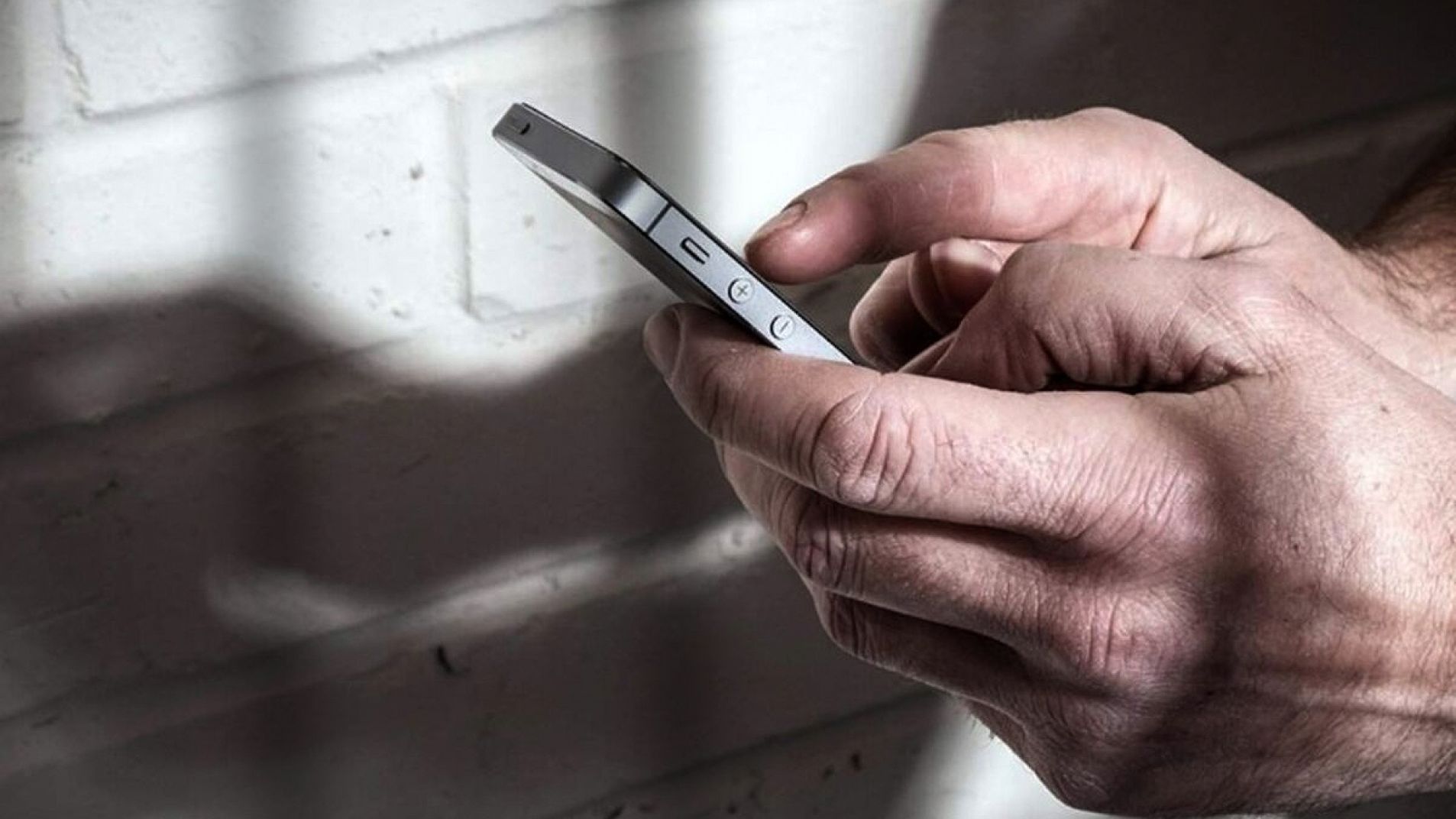 El gobierno apeló y un juez ordenó la quita de celulares en las cárceles