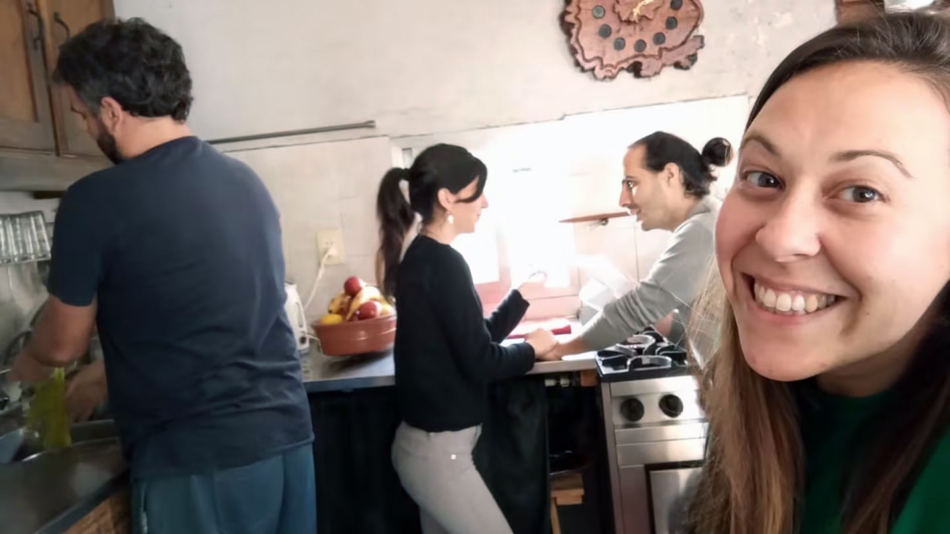 "Felices los cuatro": practican el poliamor, conviven y tienen relaciones abiertas