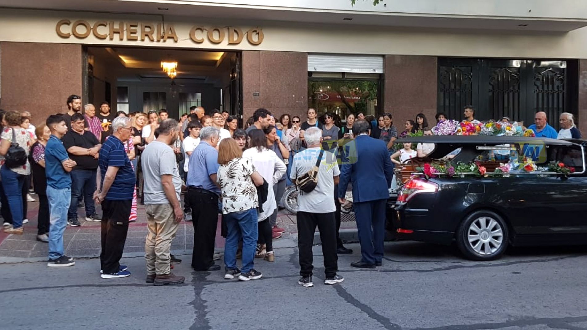 Minutos antes de las 18 el féretro fue retirado de la sala de velatorios de Comandante Salas 460.