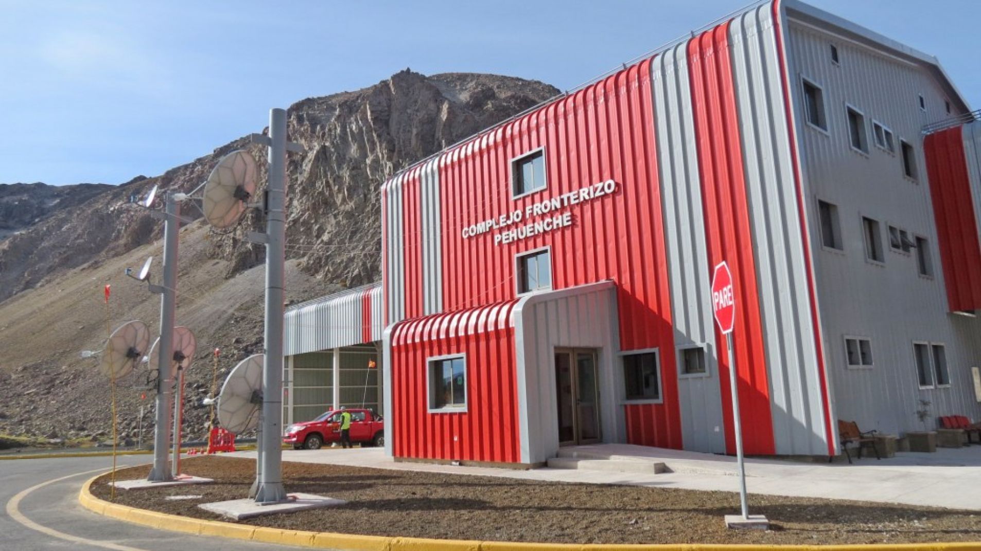 El gobierno chileno tiene su centro de fronteras a metros de la Laguna del Maule (foto archivo).