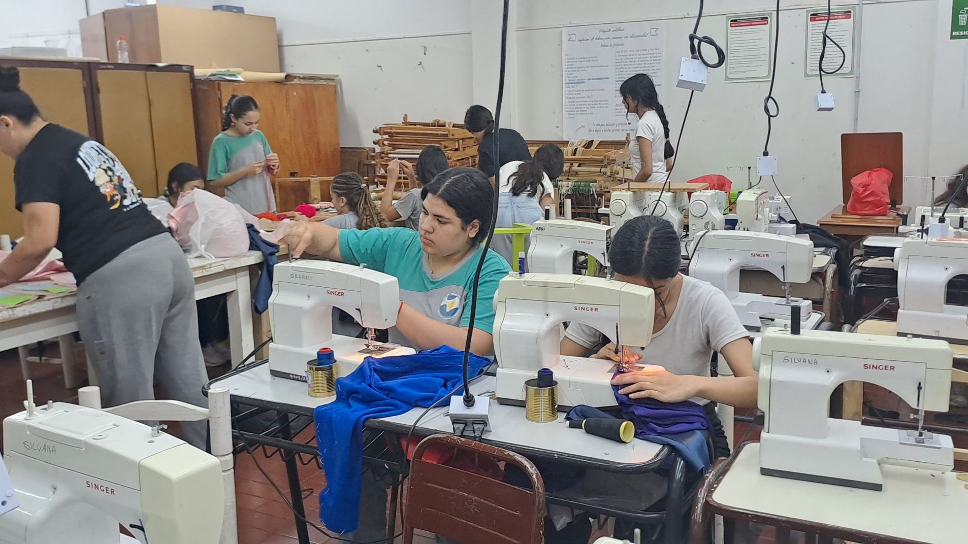 En la escuela Ebyma confeccionan las bandas de las representantes vendimiales
