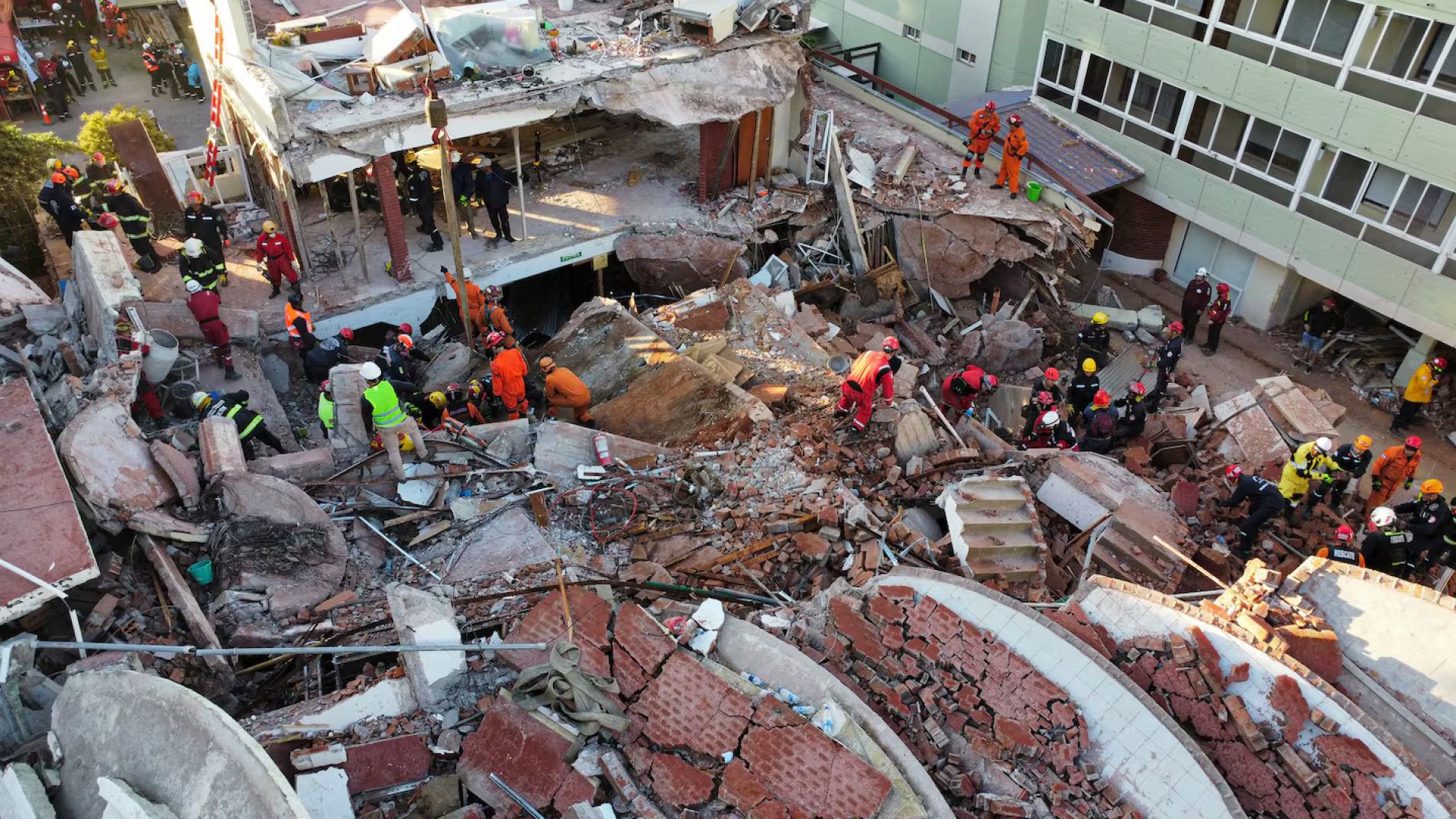 Hotel de Villa Gesell: encontraron otros tres cuerpos, ya son siete los muertos
