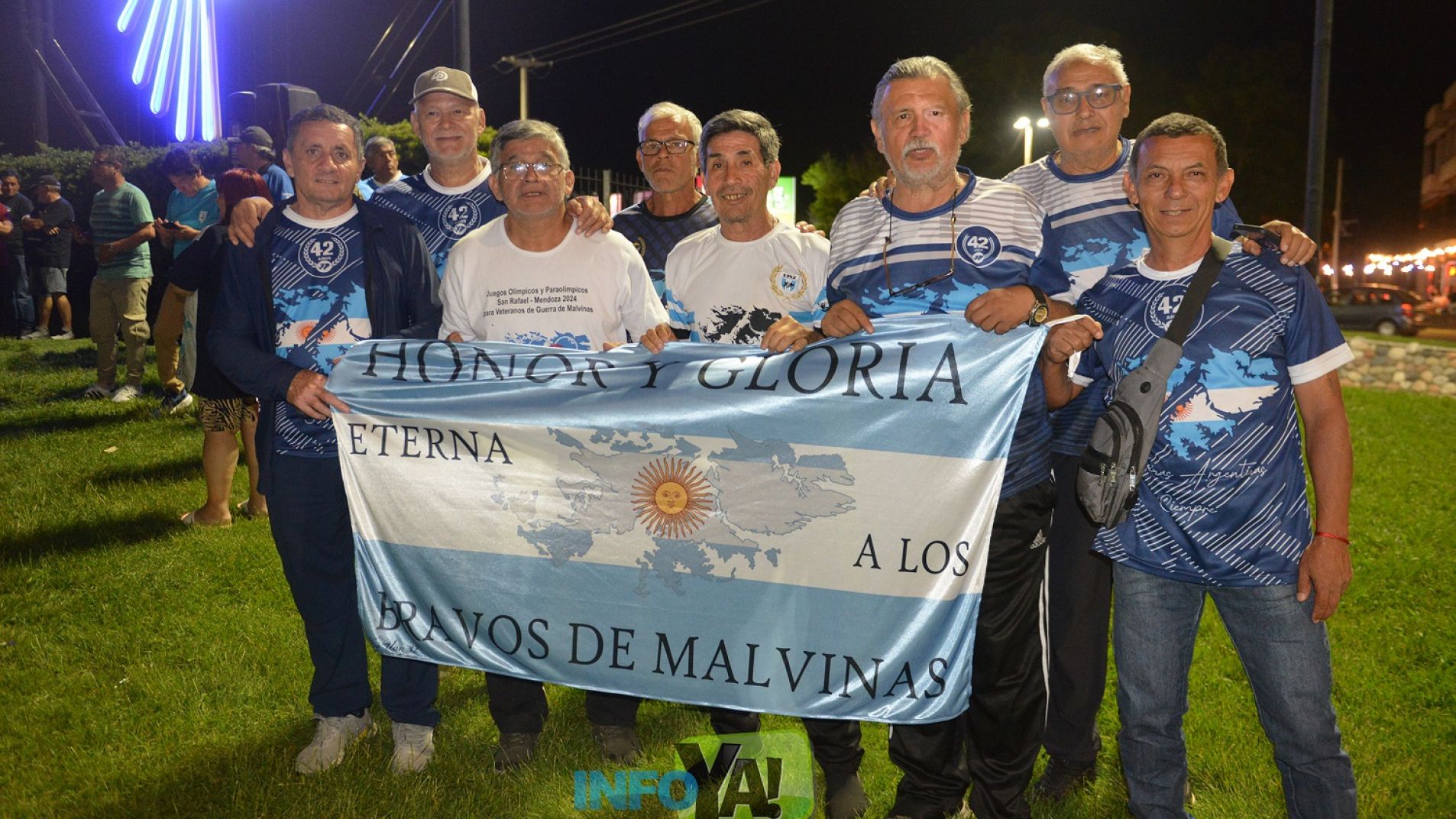 Abrazos, emoción y el grito de los veteranos al cantar el Himno Nacional