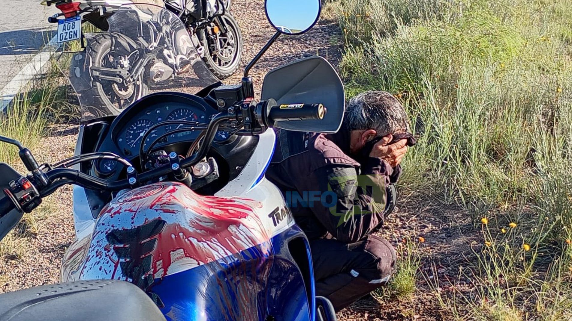 Carlos Miglerina se toma la cara tras ser golpeado por un trozo de asfalto en ruta 143.
