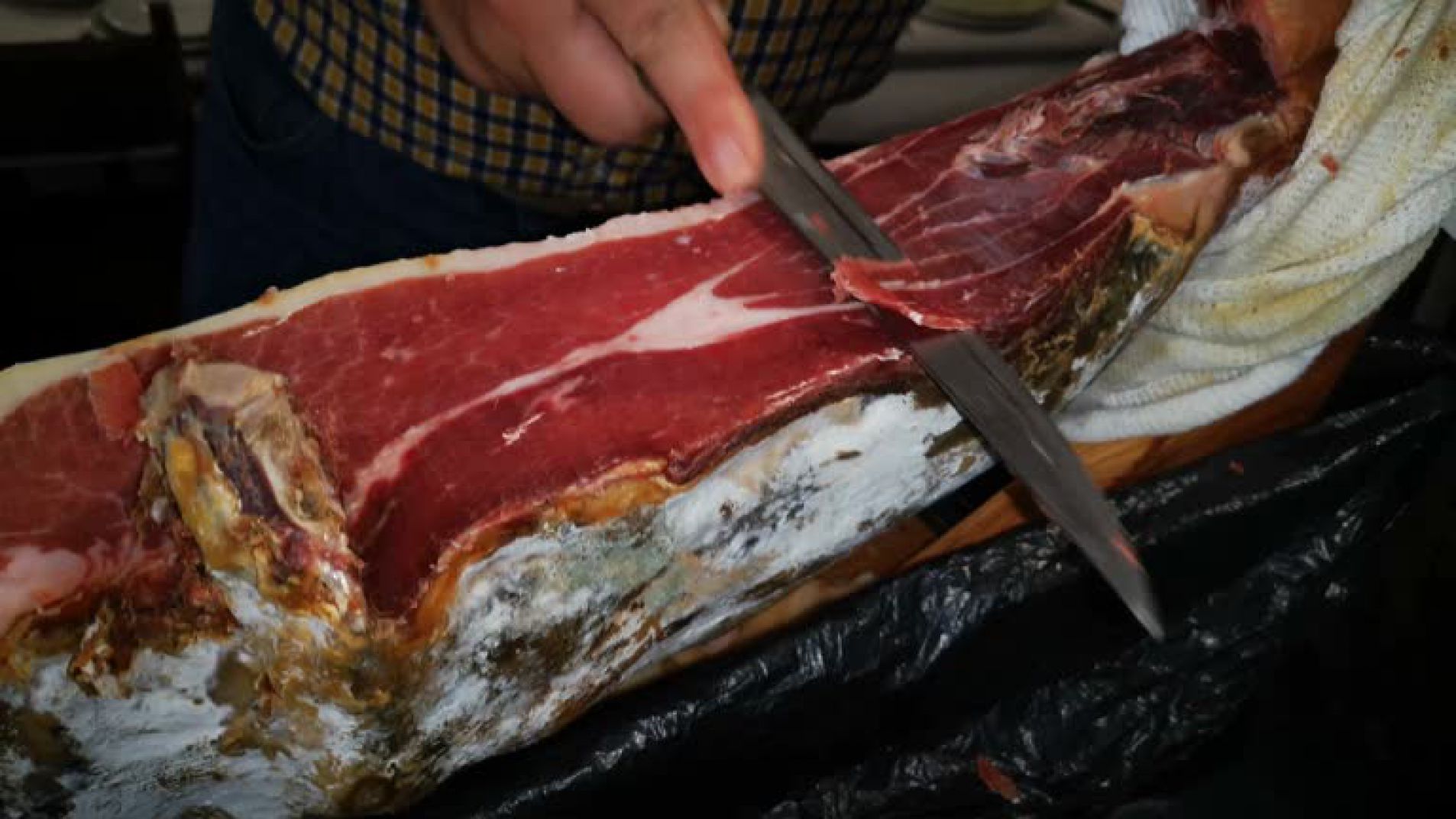 Entraron a robar a una casa y se llevaron dos jamones y varios elementos