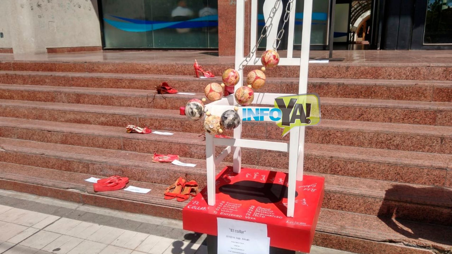 La Muestra de Zapatos Rojos se realiza en las escalinatas de Tribunales (foto archivo).