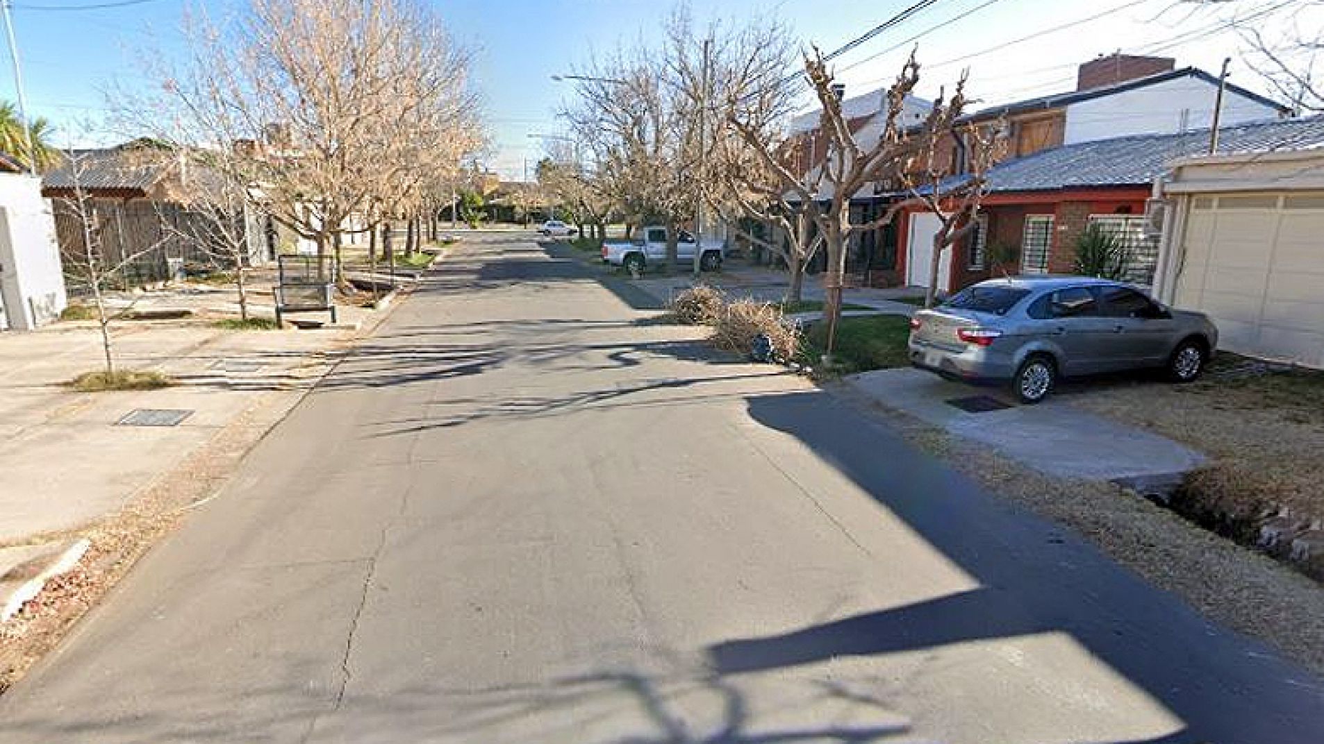 Robaron el radiador, campanas de freno y otras partes a un auto estacionado