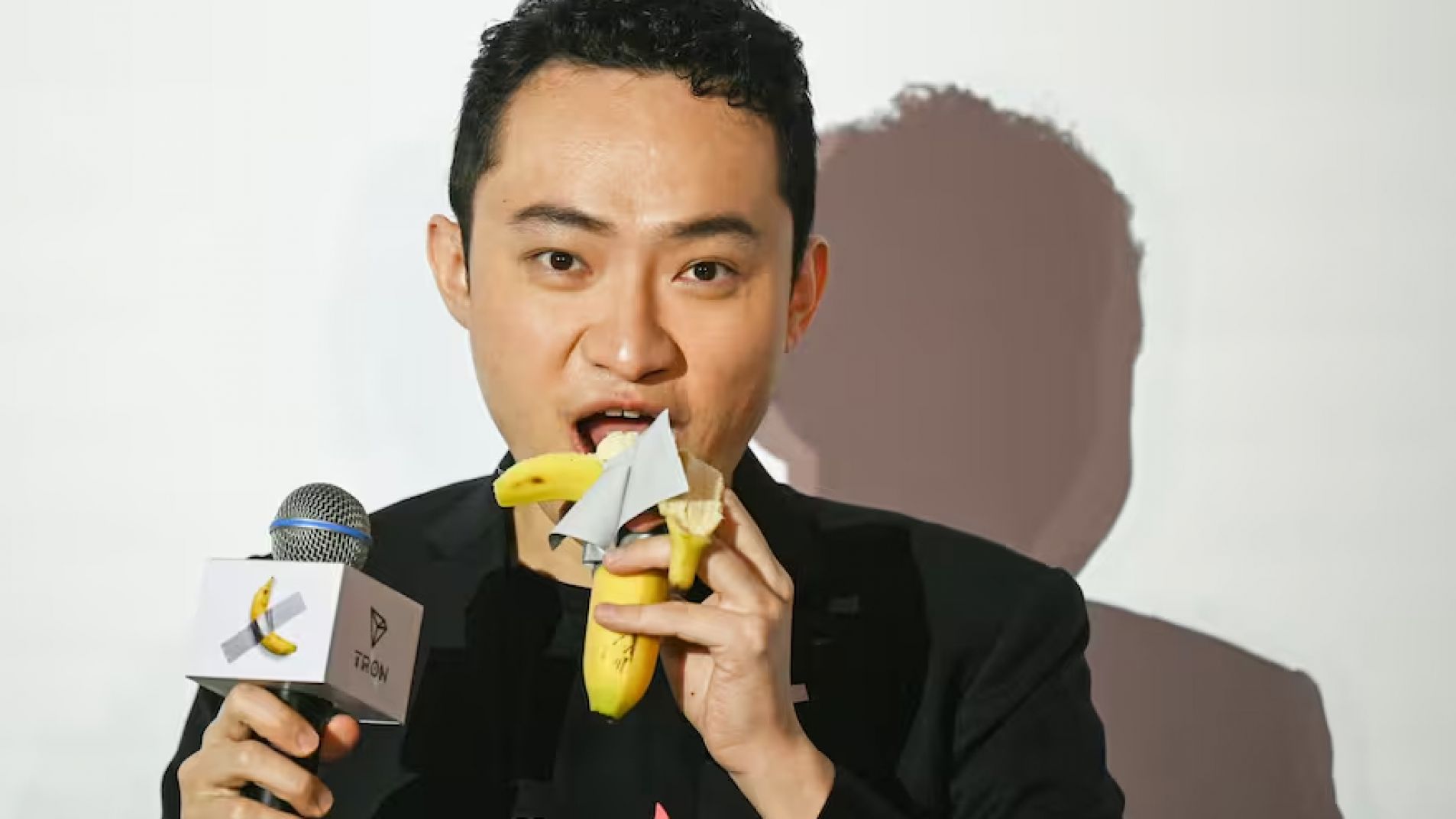 El empresario Justin Sun se comió la famosa banana de los US$6,2 millones