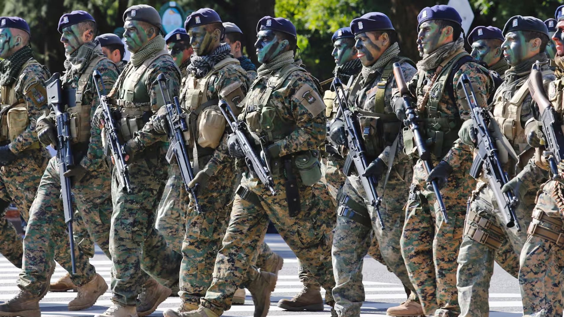 Fuerzas Armadas: Preparan un decreto para que puedan combatir bandas narco