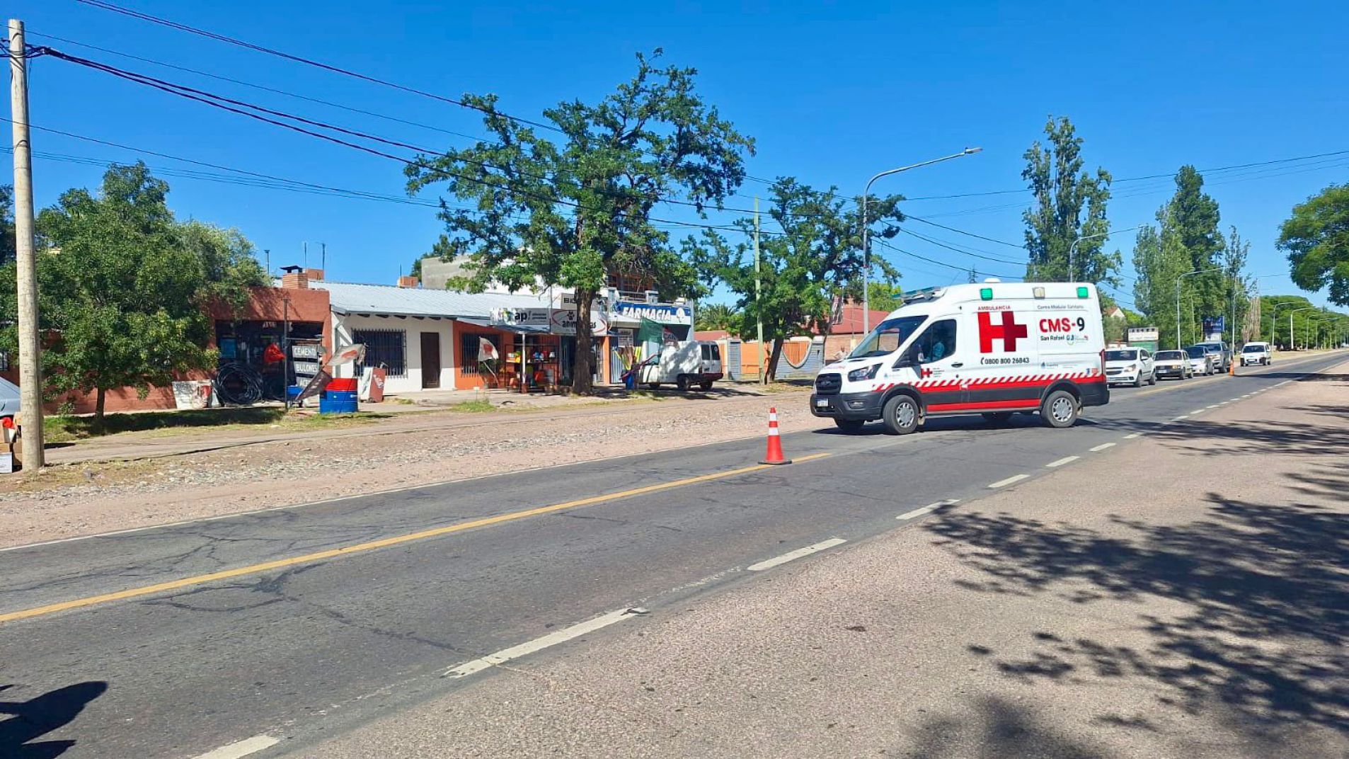 Una de las ambulancias que participó del simulacro saliendo del aeropuerto.