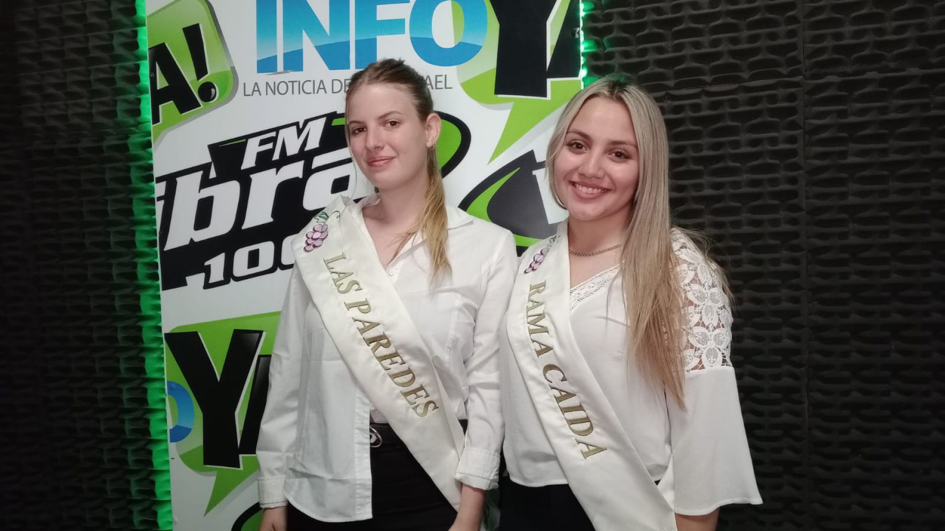 Sofía Singaretti, de Las Paredes, y Carla Castro, de Rama Caída, en el estudio de Vibra FM.