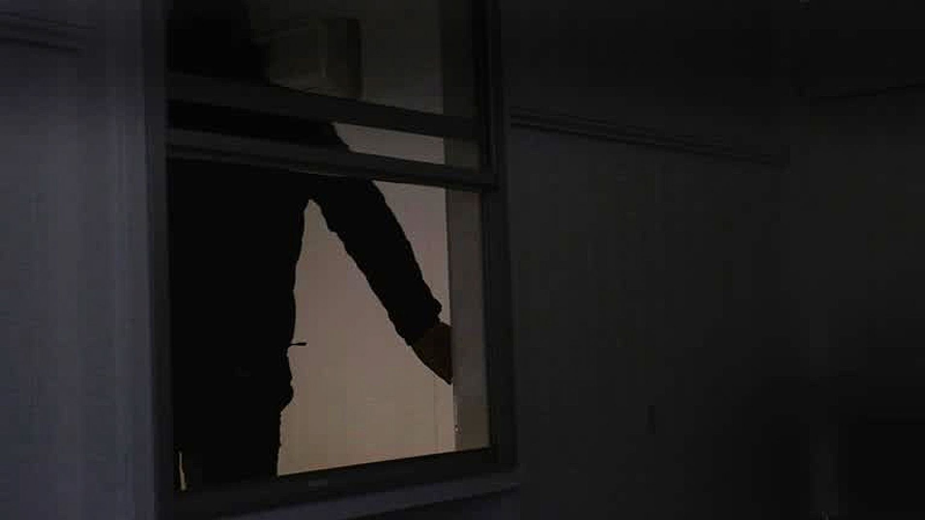 Entraron por una ventana para robarle una consola y dinero en efectivo