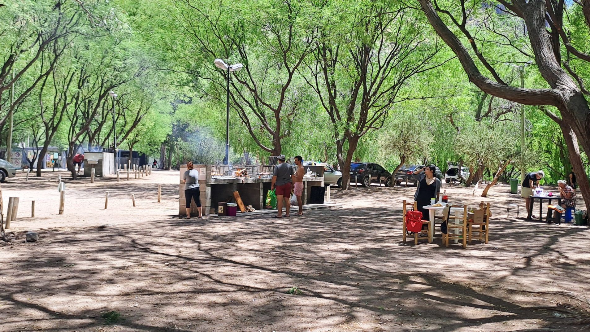 El espacio cuenta con churrasqueras, sombra y acceso al río Atuel.