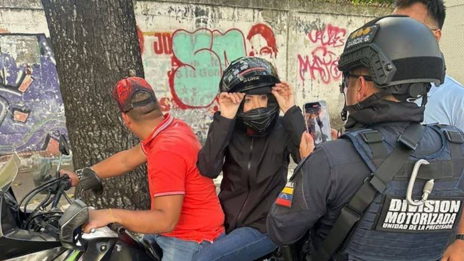 Mientras Machado estuvo secuestrada se conoció una imagen que la muestra siendo filmada por un uniformado.