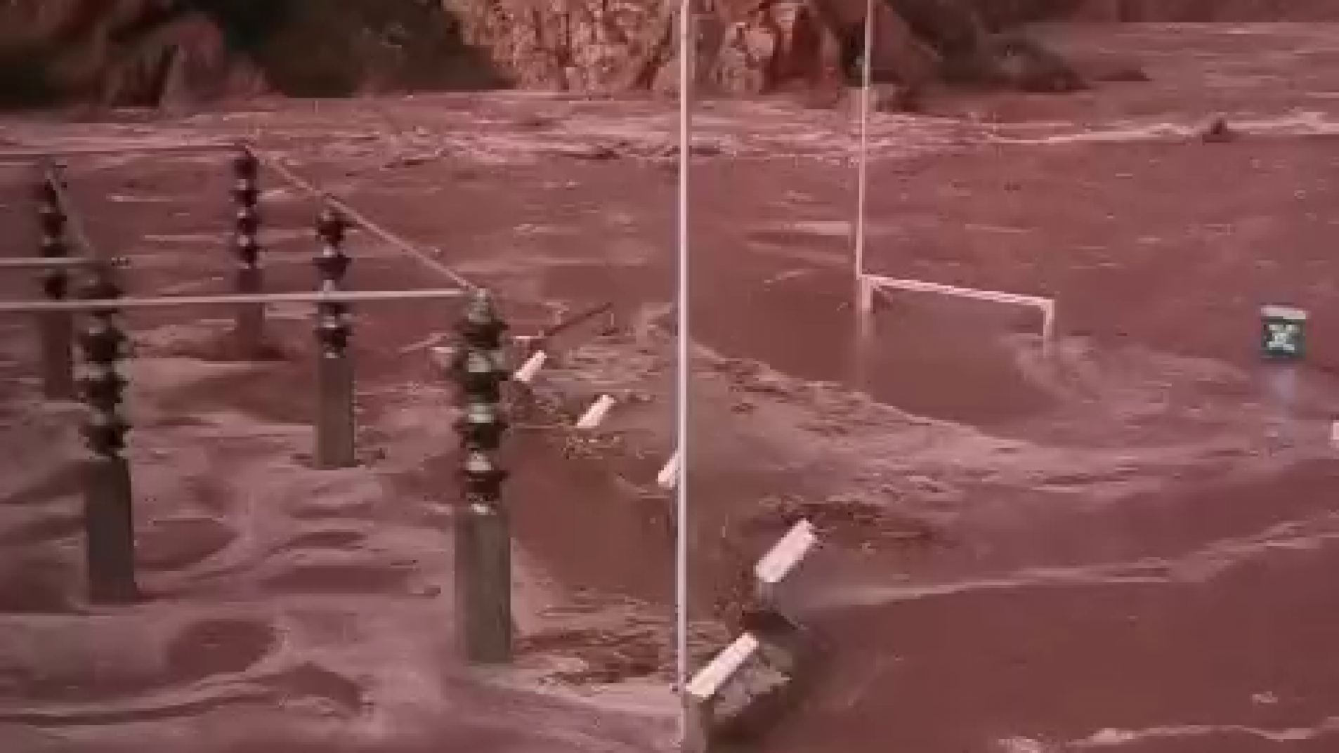 La crecida del río Atuel tapó el parque eléctrico de la central.