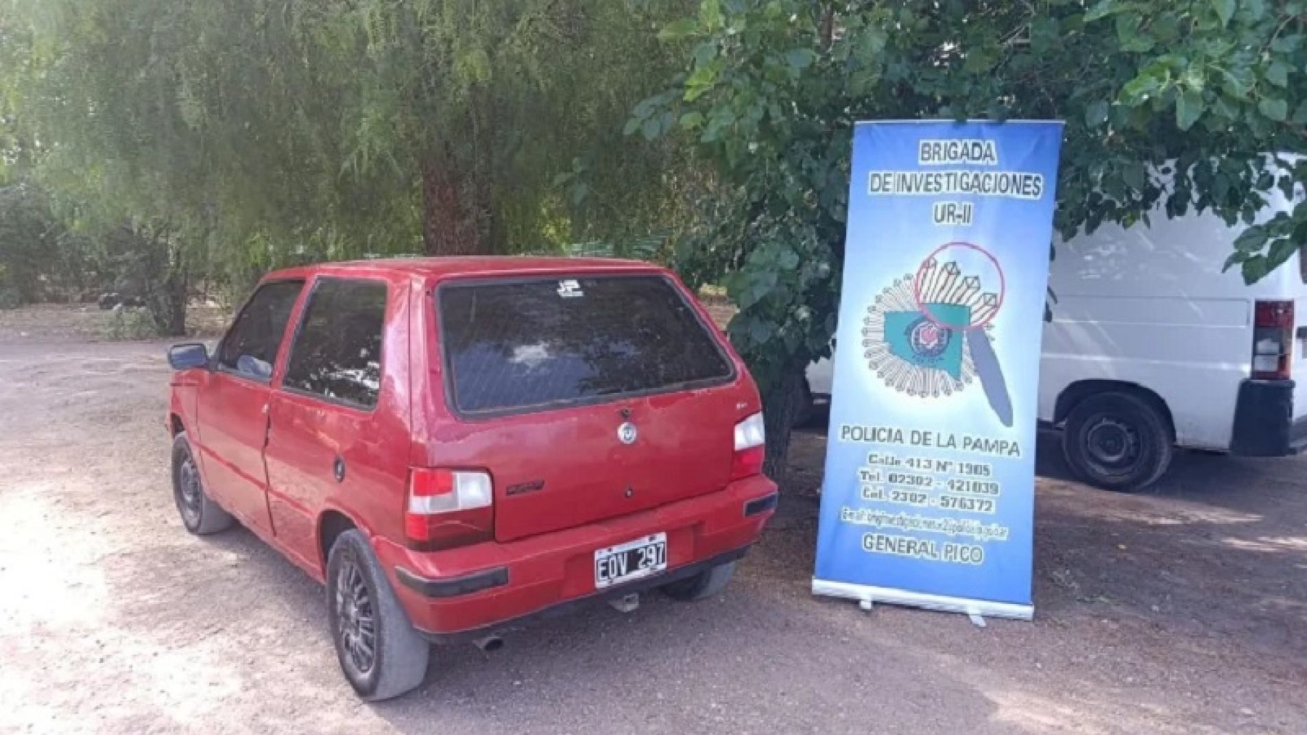 El Fiat Uno robado en Realicó que fue hallado en San Rafael (foto Radiodon).