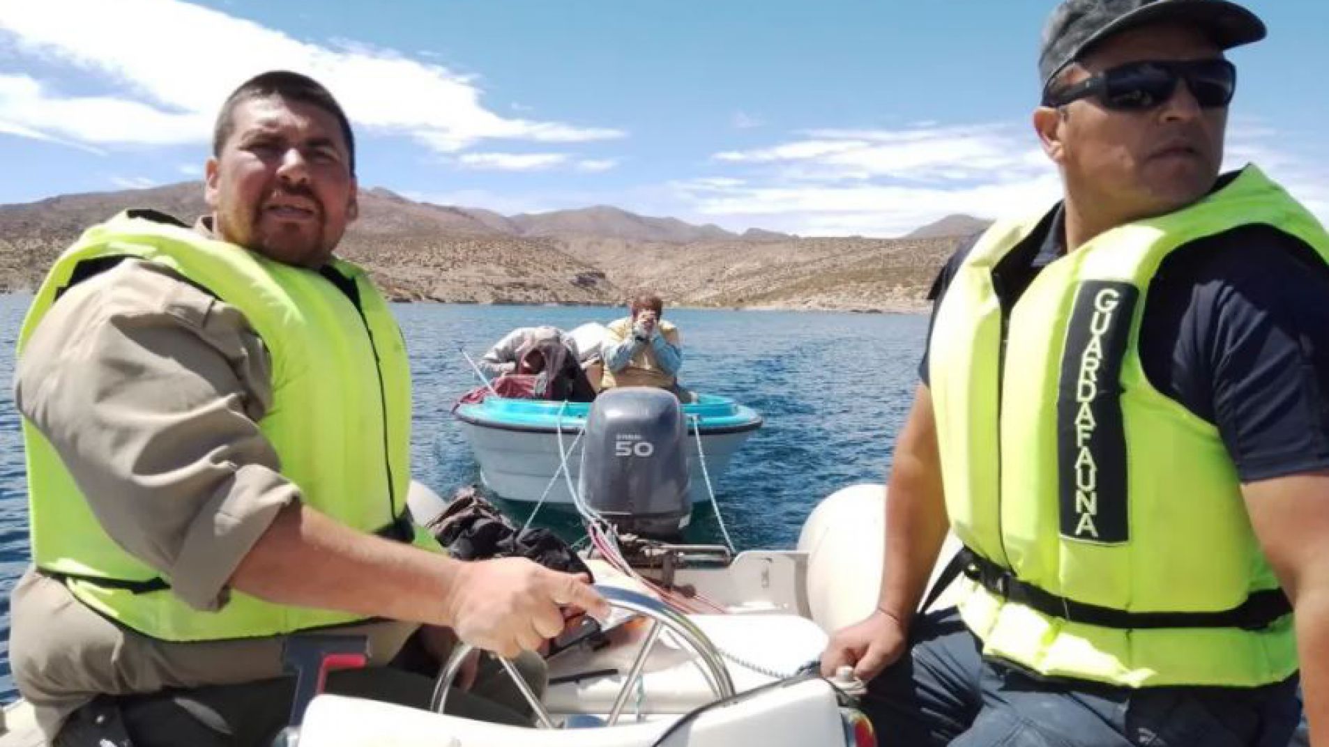 Dos guardafaunas remolcan el bote con dos de los tres pescadores sanrafaelinos.