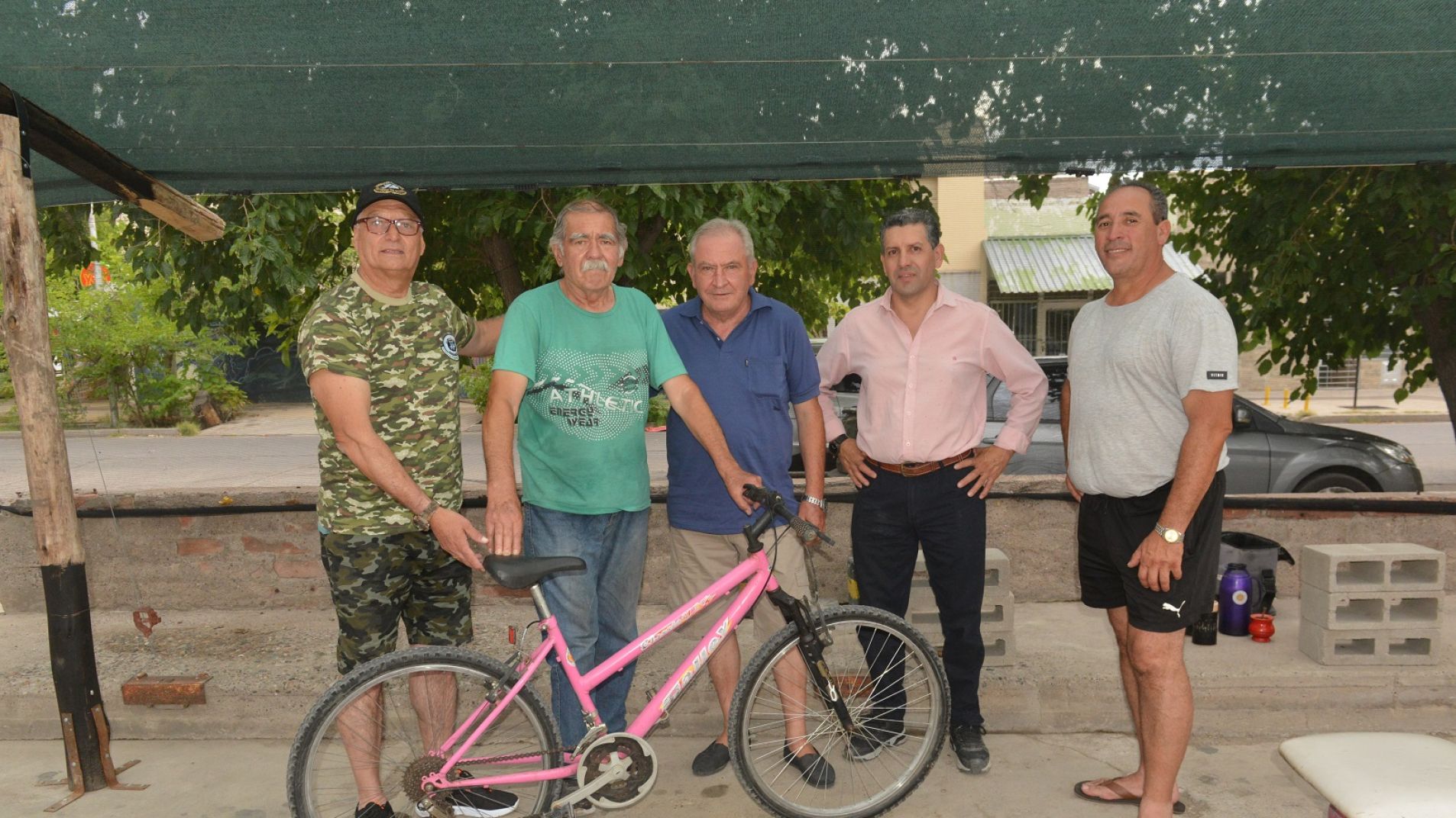 Agrupación "Malvineros por Malvinas" le regaló una bicicleta a Don Juan