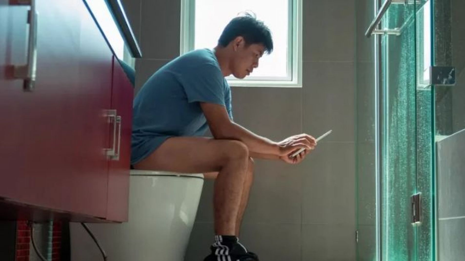 ¿Por qué orinar sentado es bueno para los hombres?