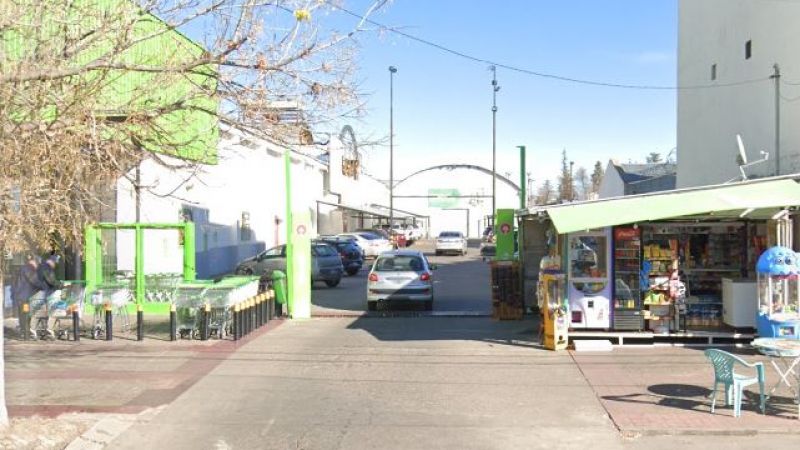 Robaron en un auto estacionado en la playa de un supermercado
