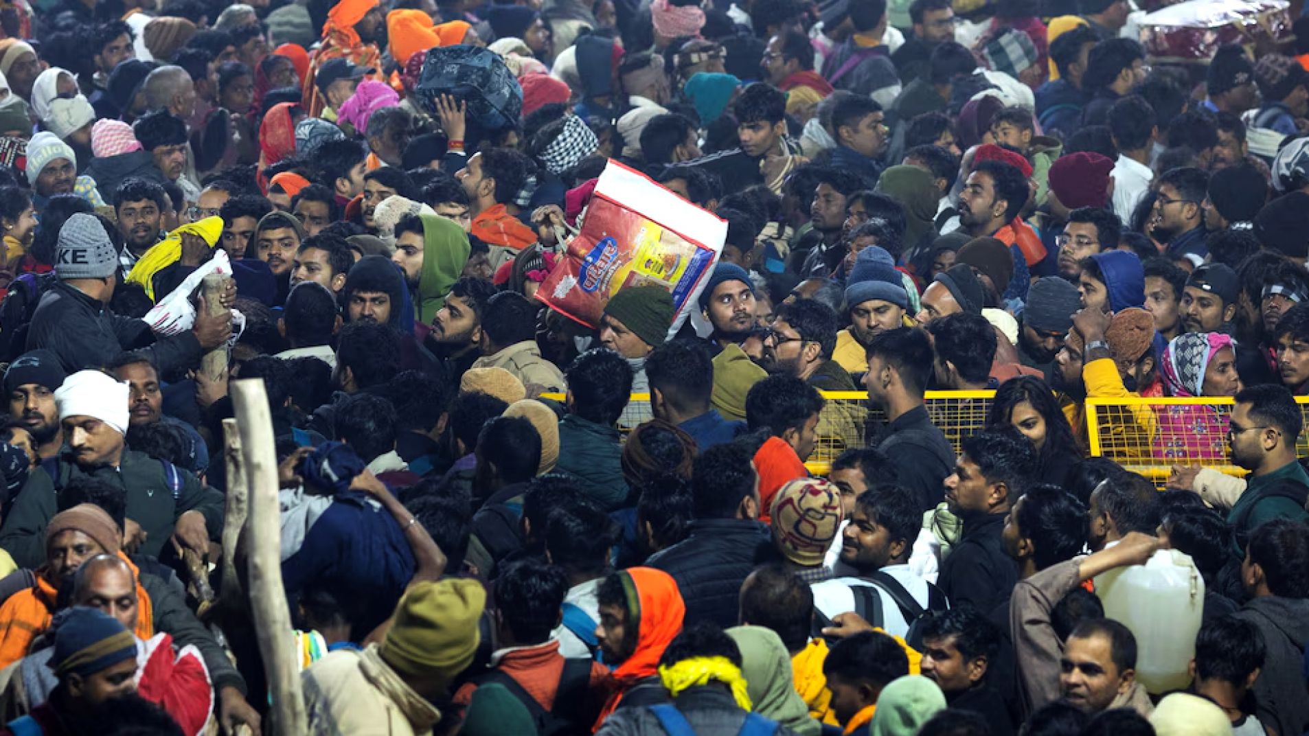 Estampida masiva en un festival religioso en India dejó al menos 30 muertos