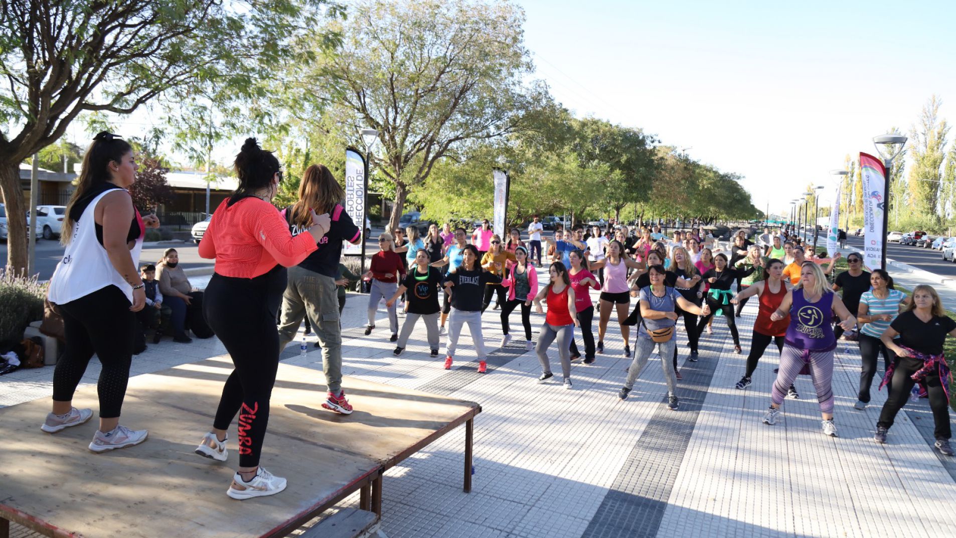 Ya comenzaron las clases de zumba en las plazas