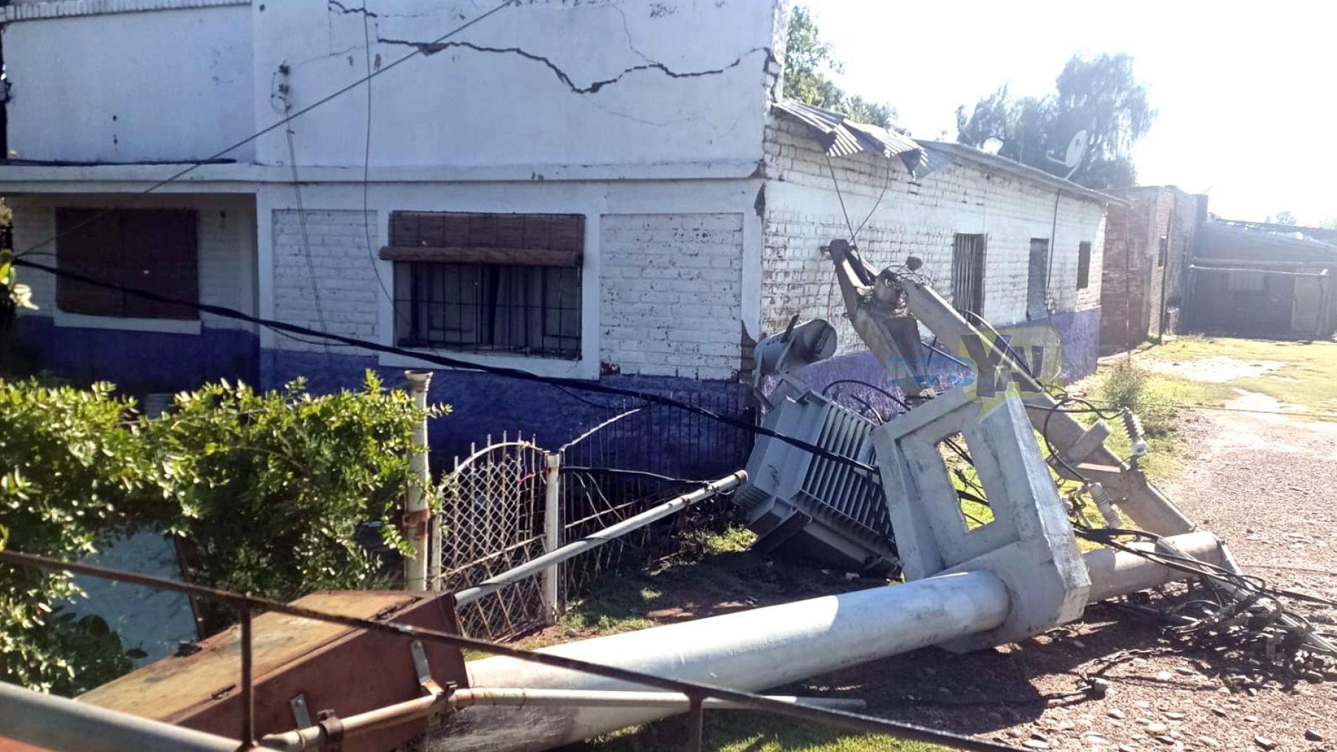 Un poste de cemento que sostenía un transformador cayó en una casa de Salto de las Rosas.