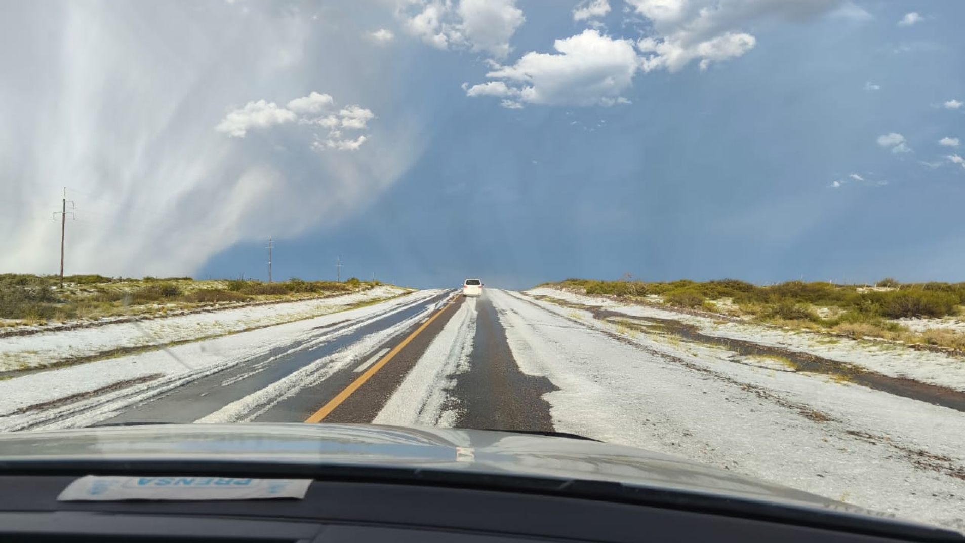 La ruta 144 quedó un manto blanco tras la tormenta (foto gentileza Lucas Dicalbo)