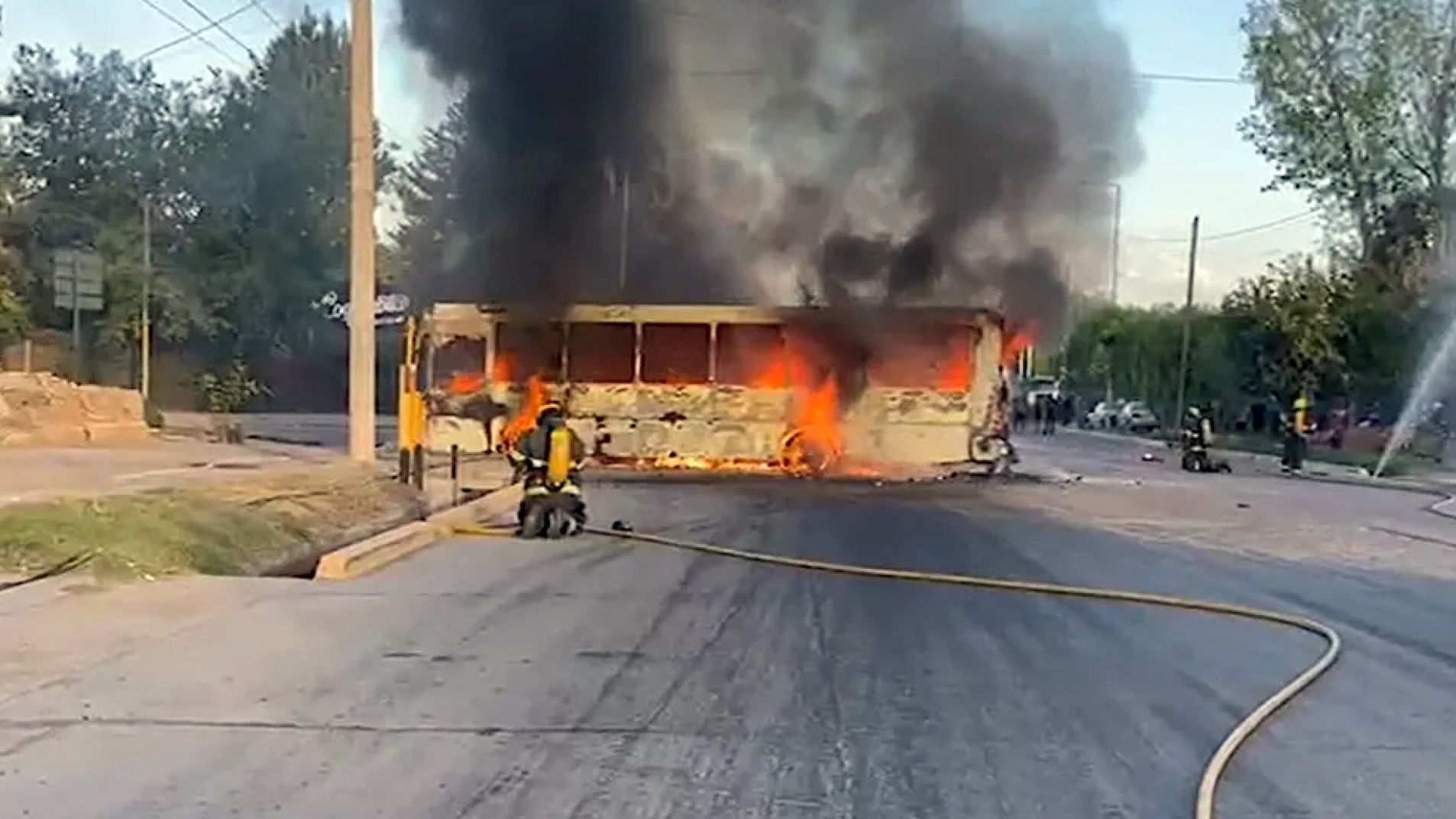 Un colectivo con 35 niños chocó y se incendió en Mendoza: hay heridos graves