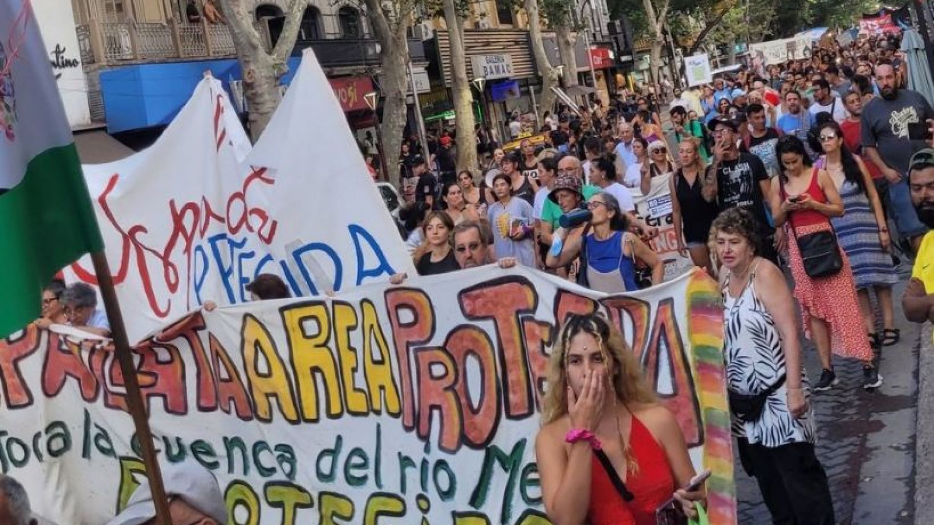 Mendocinos marcharon al grito de «El Agua De Mendoza No Se Negocia»