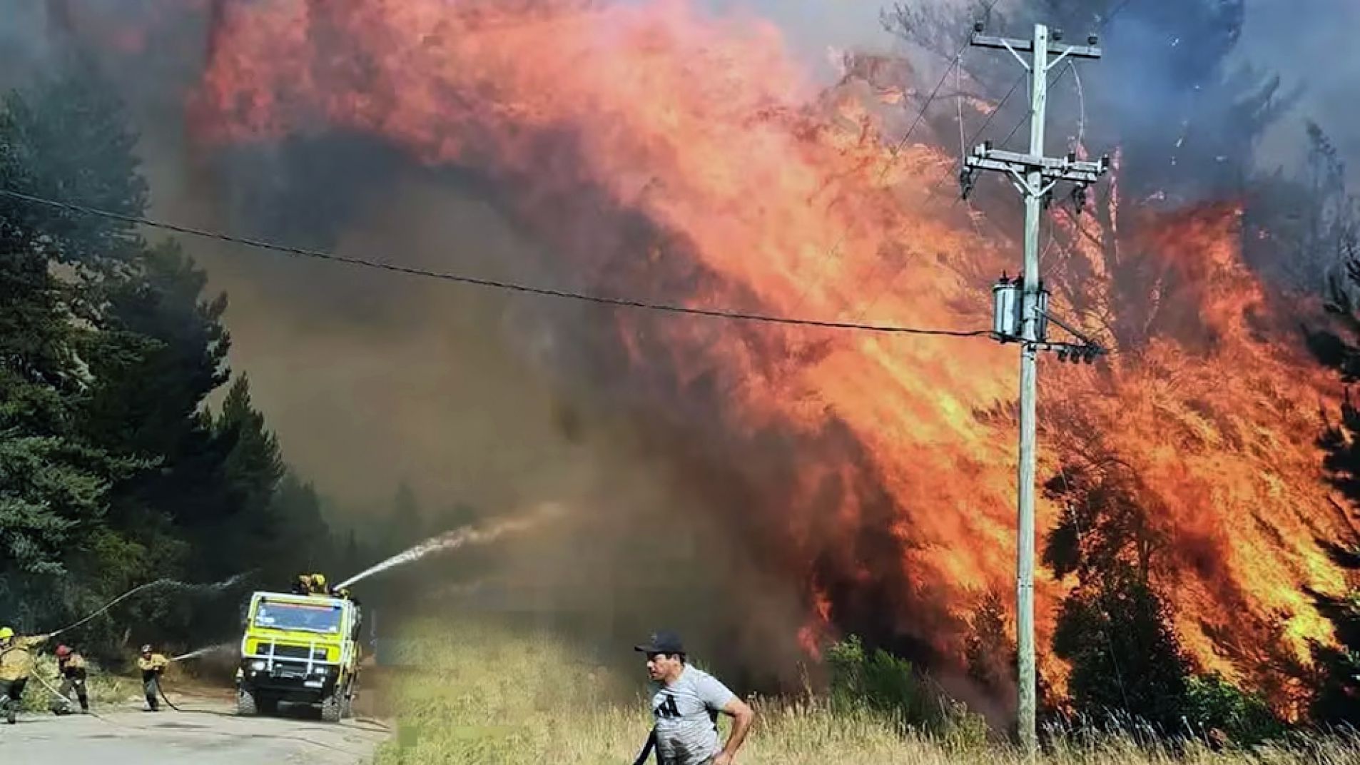 El fuego en El Bolsón sigue sin control y avanza hacia la ciudad