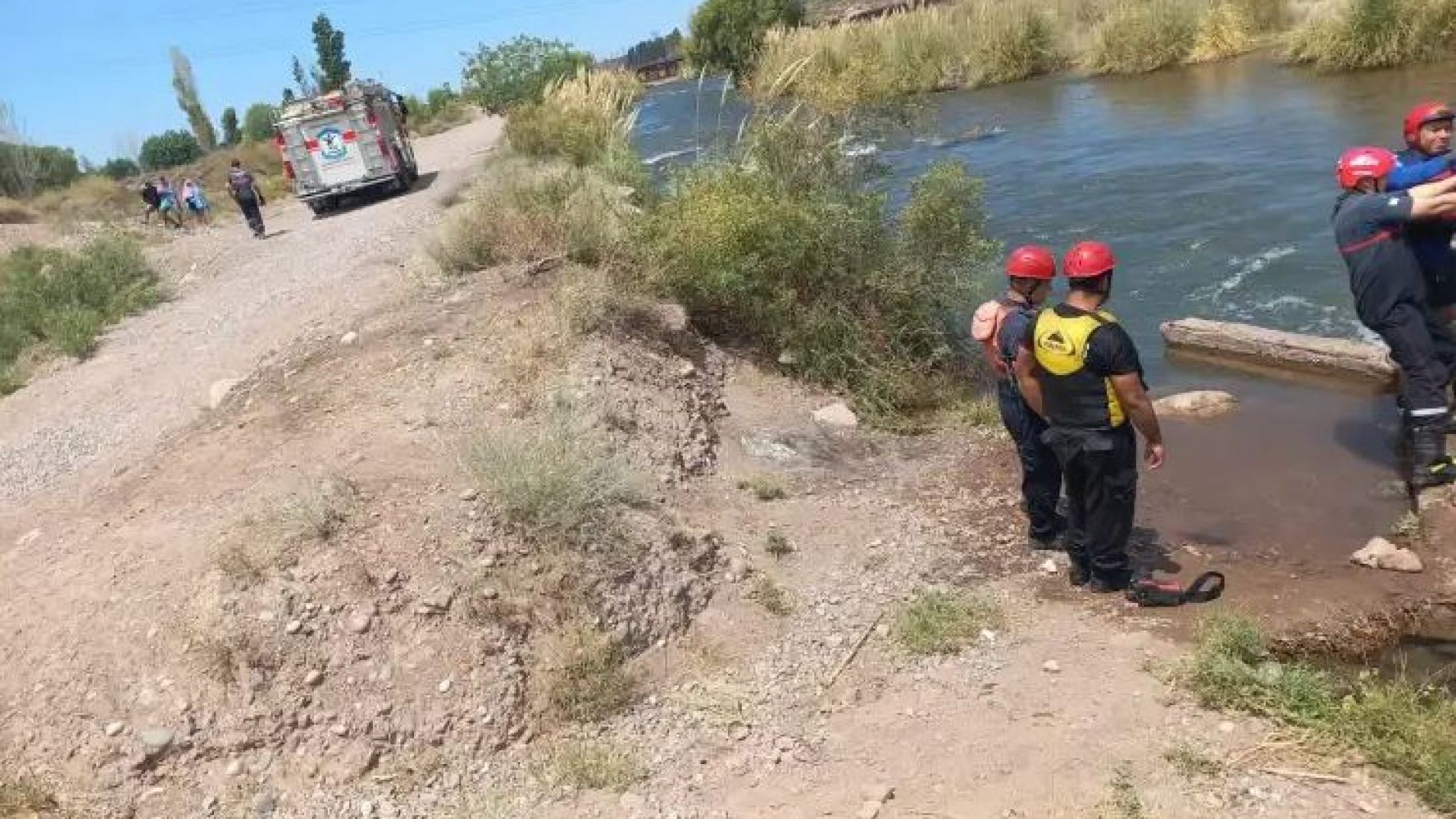 Los rescatistas extrajeron el cuerpo sin vida de tubo.