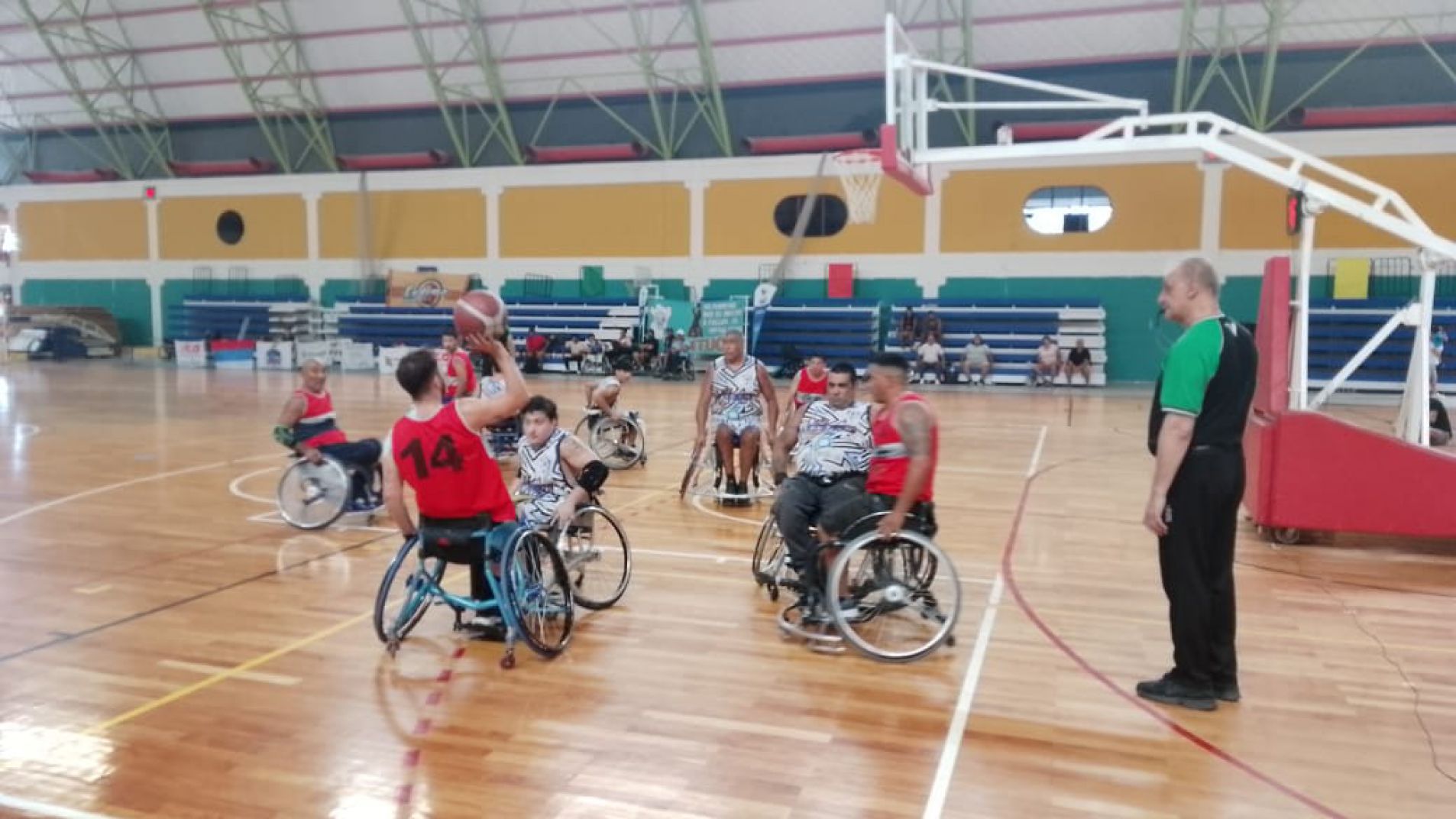 Dimot (de rojo) se impuso 64 a 27 a Luz y Fuerza en el último partido del cuadrangular final.