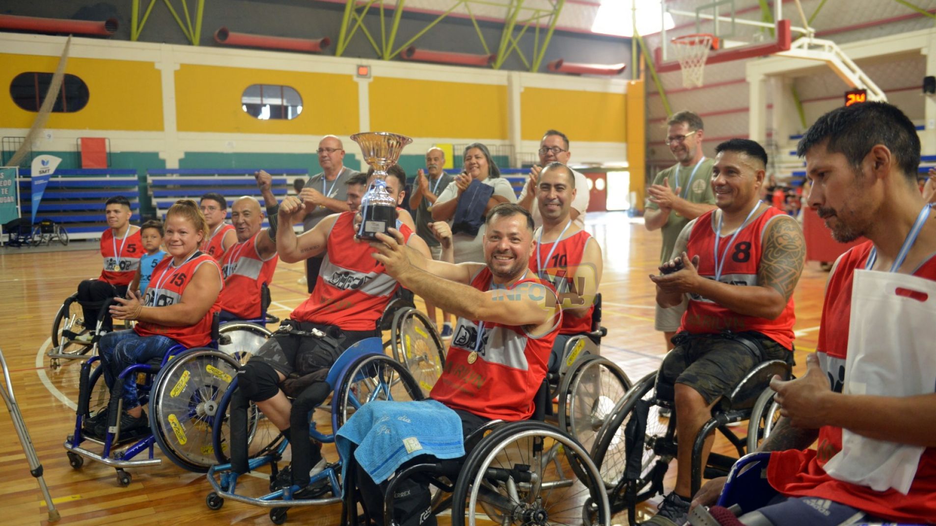 Los integrantes del equipo levantaron la copa.