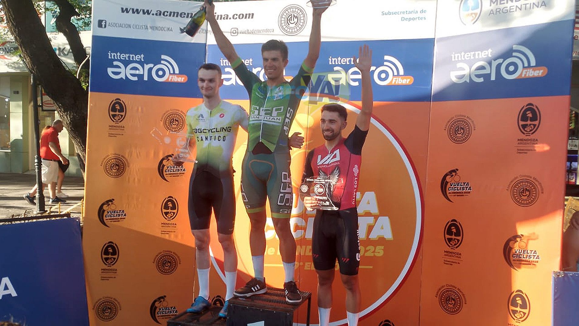 De izquierda a derecha: Reid Kinniburgh, Leo Cobarrubia y Marcos Méndez.