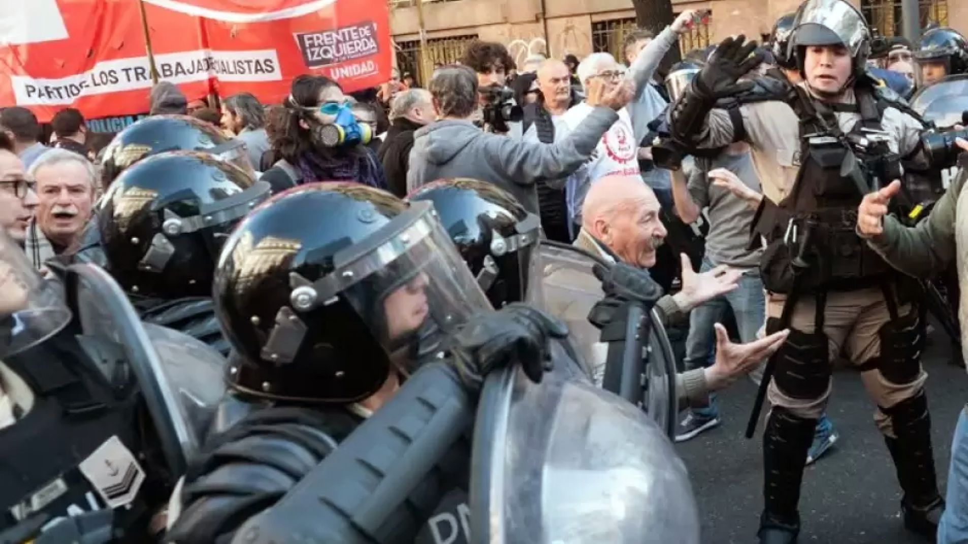 Videos: hidrantes, gases y balas de goma: graves incidentes en la marcha de jubilados