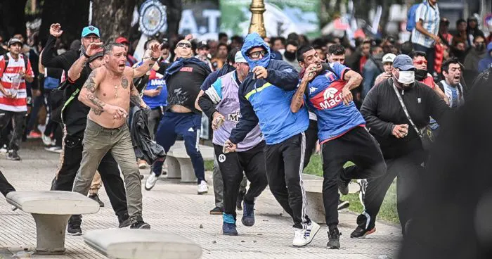 Videos: hidrantes, gases y balas de goma: graves incidentes en la marcha de jubilados