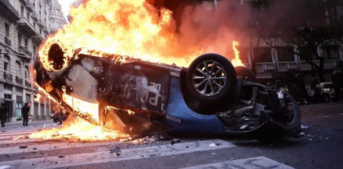 Videos: hidrantes, gases y balas de goma: graves incidentes en la marcha de jubilados