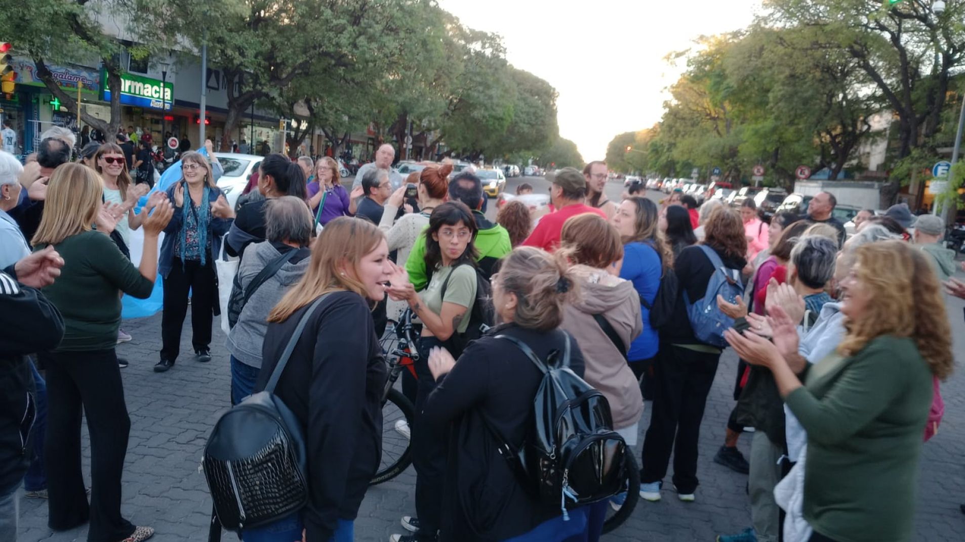 Varios vecinos de San Rafael apoyaron a los y las jubiladas