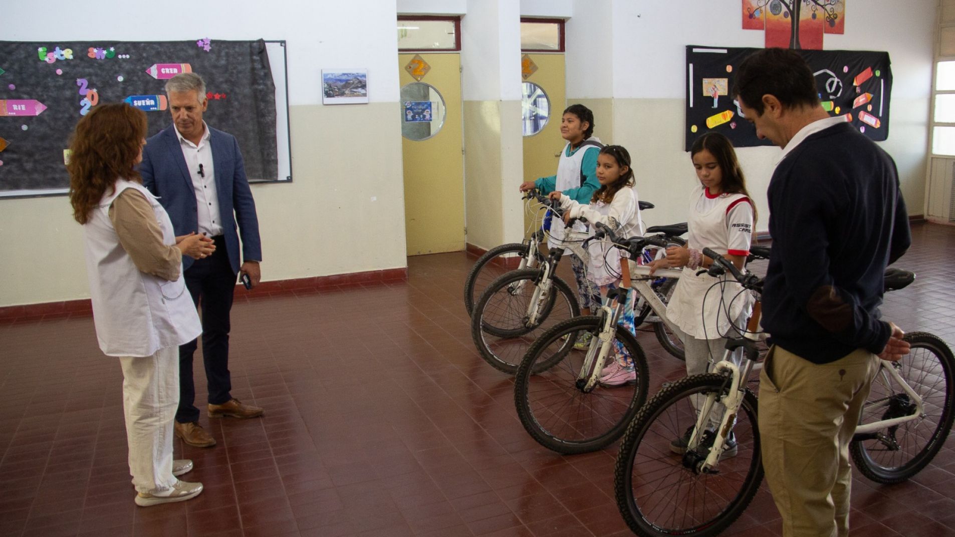 Entregaron bicis recuperadas a alumnos de la escuela Amado Sad