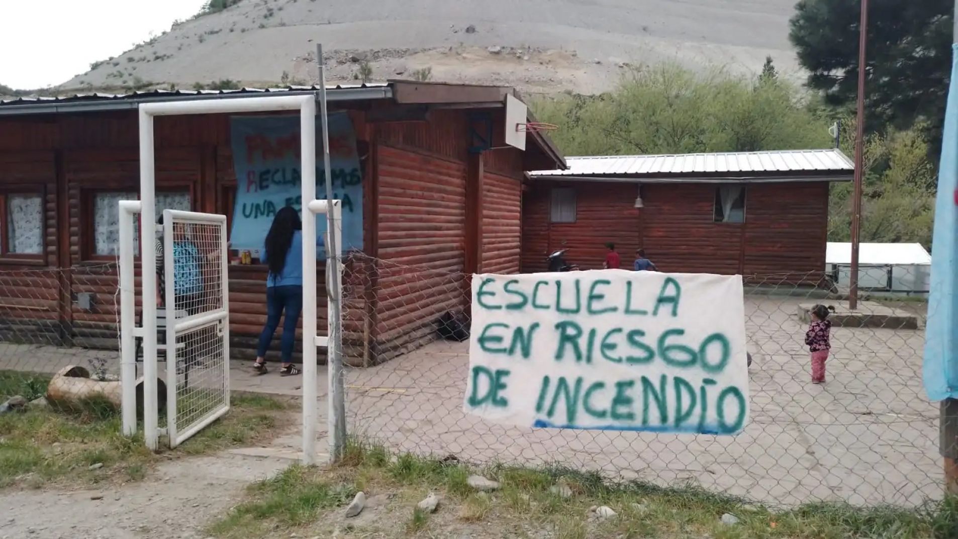 Un médico recorre la Patagonia concientizando sobre salud y ambiente a través de la música