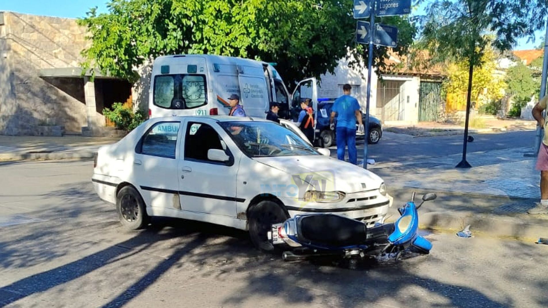 Fuerte choque entre un auto y una moto en Lugones y Corrientes
