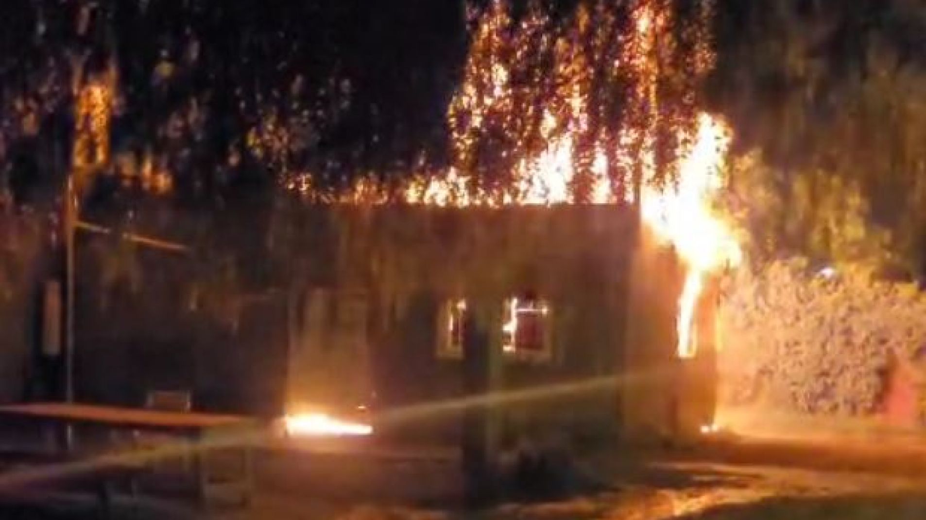 La casa fue incendiada por un hombre con su ex pareja e hijo adentro (imagen diario El Sol).