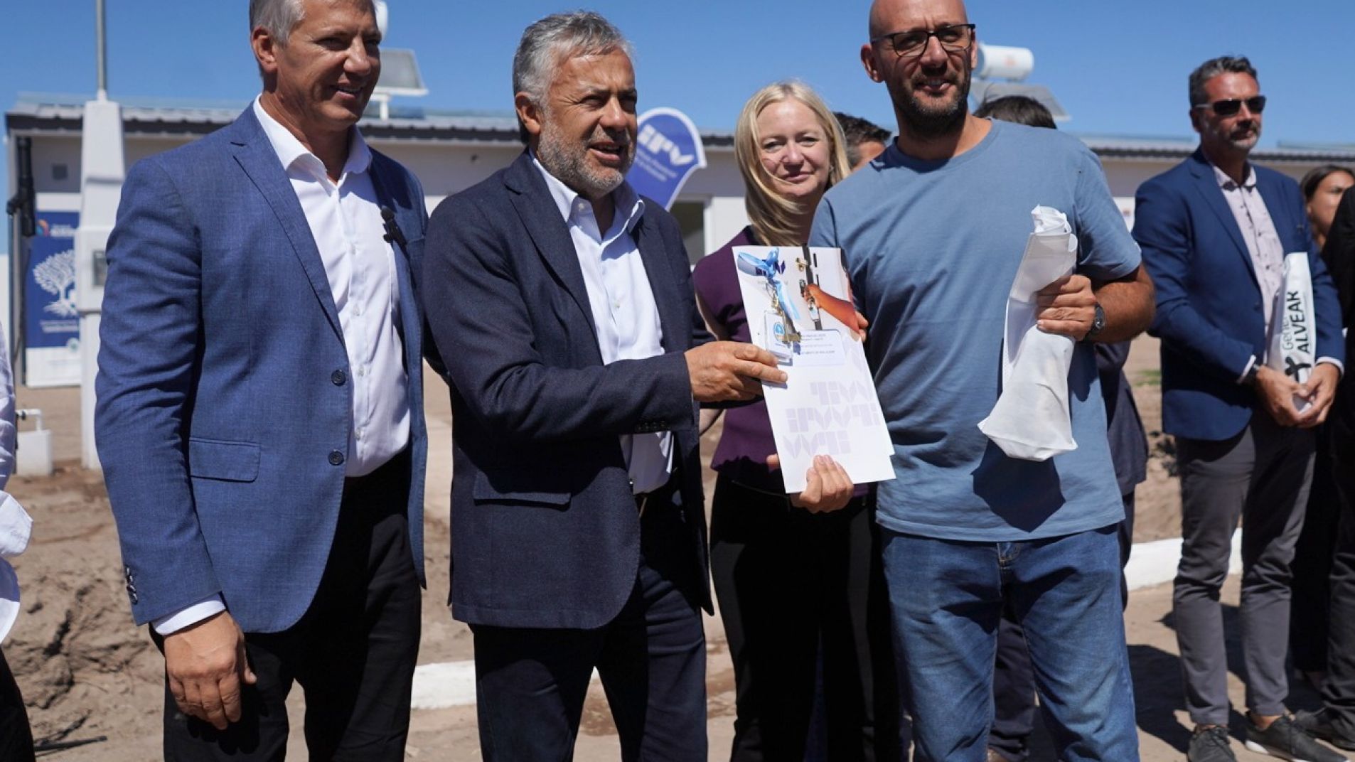El gobernador entregó 15 casas en el barrio Viñas del Oeste