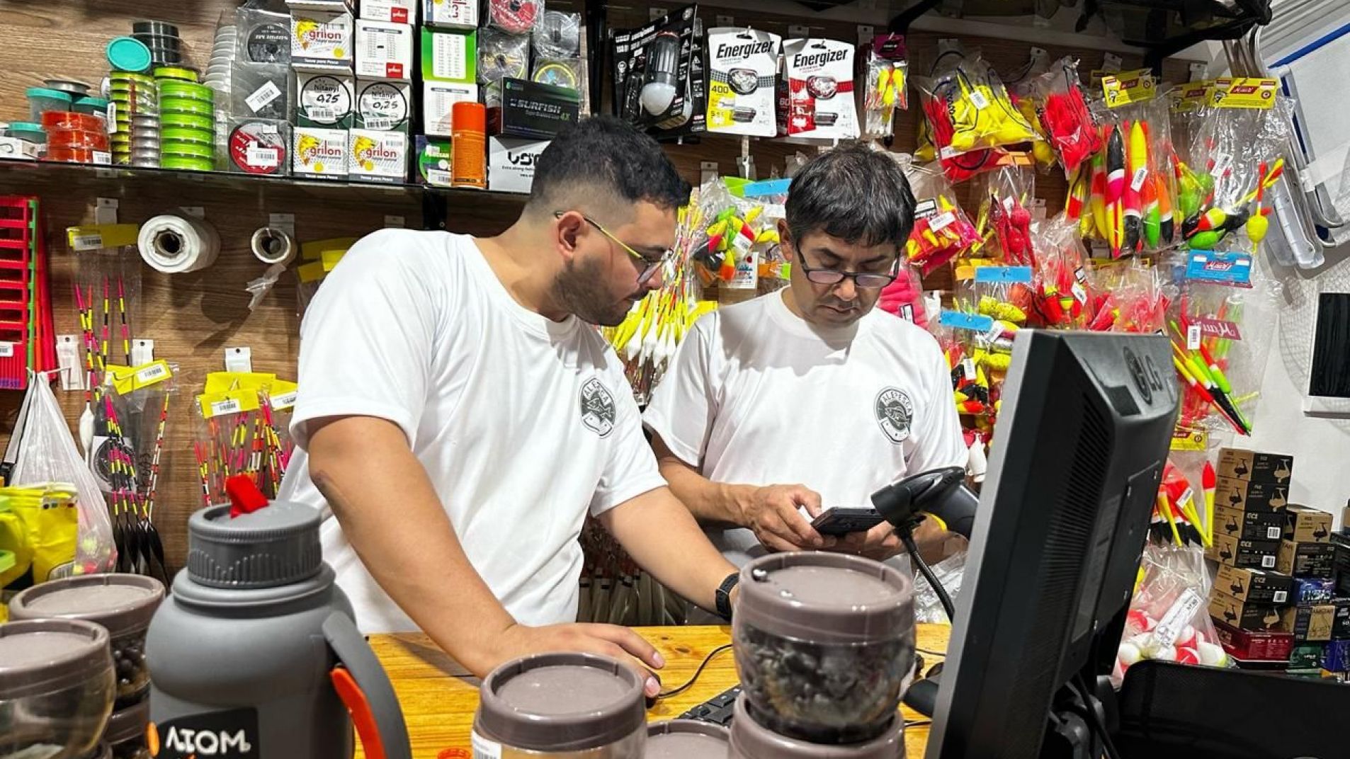 Emanuel y Alejandro Luengo en el flamante comercio.