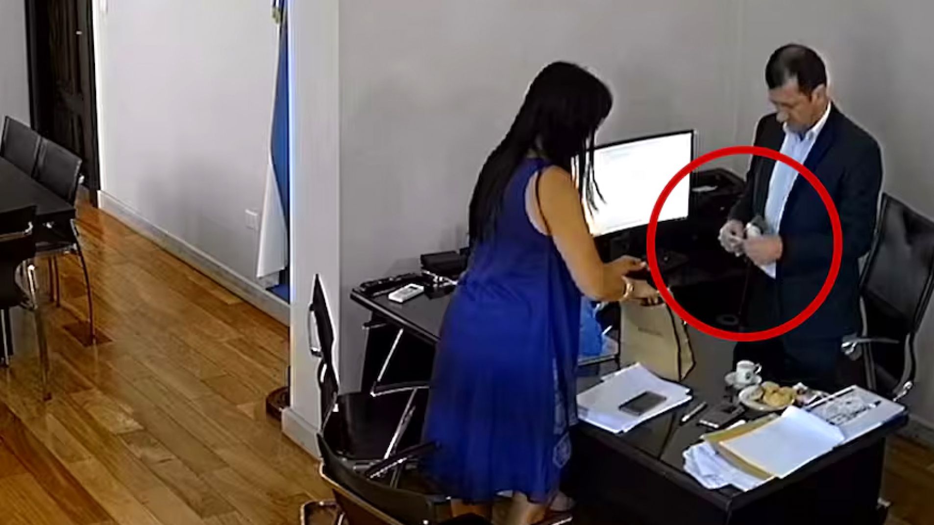 La Justicia encontró videos del senador destituido Kueider con fajos de dinero